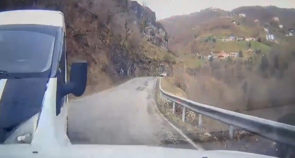 Direksiyon Hakimiyetini Kaybetti Karsidan Gelen Araca Carpti Kaza Ani Saniye Saniye Ka (3)