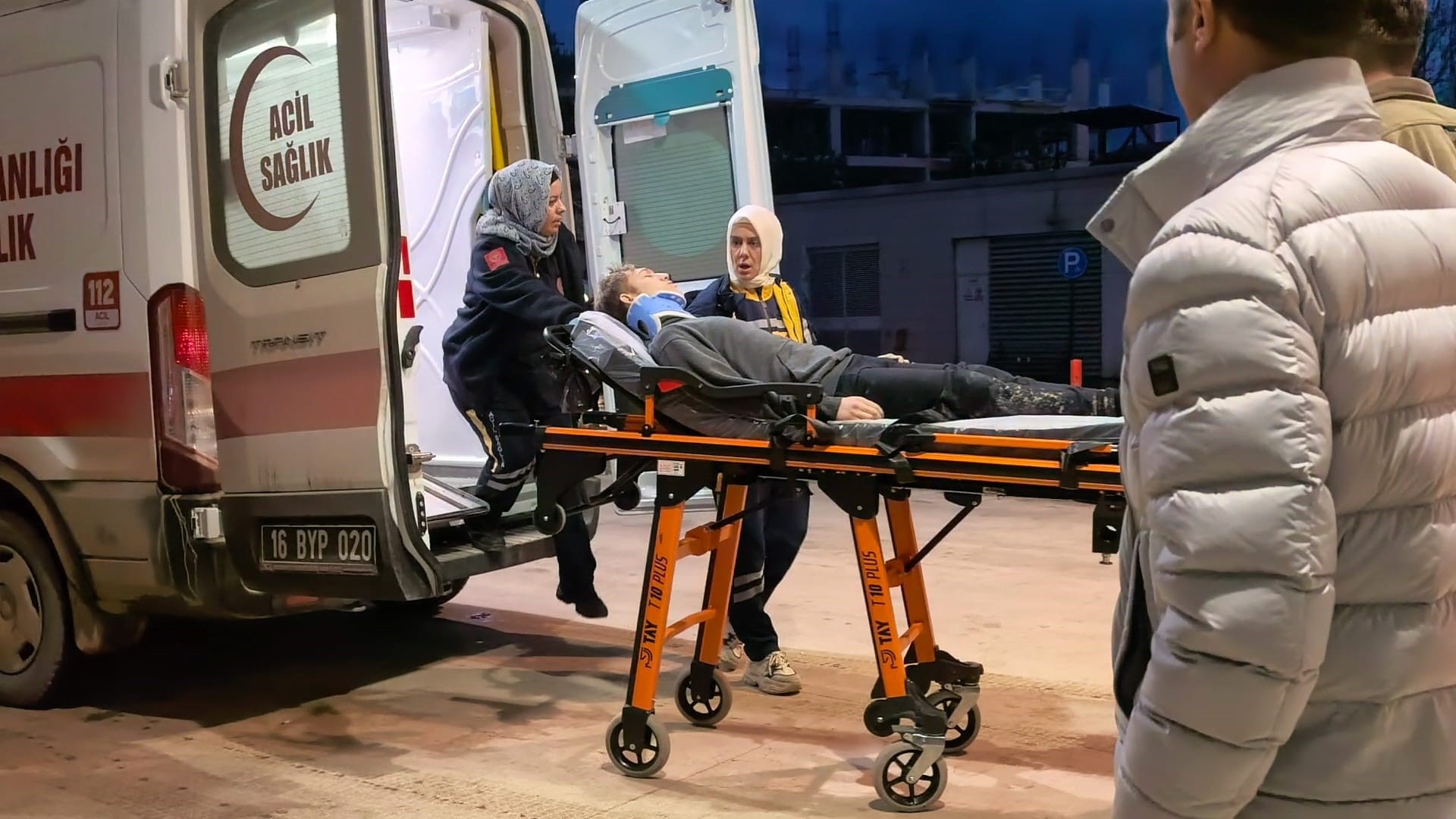 Ehliyetsiz Çocuk Direksiyon Başında, Kaza Anı Kamerada! 8 Öğrenci Yaralı, 4’Ünün Durumu Kritik (7)