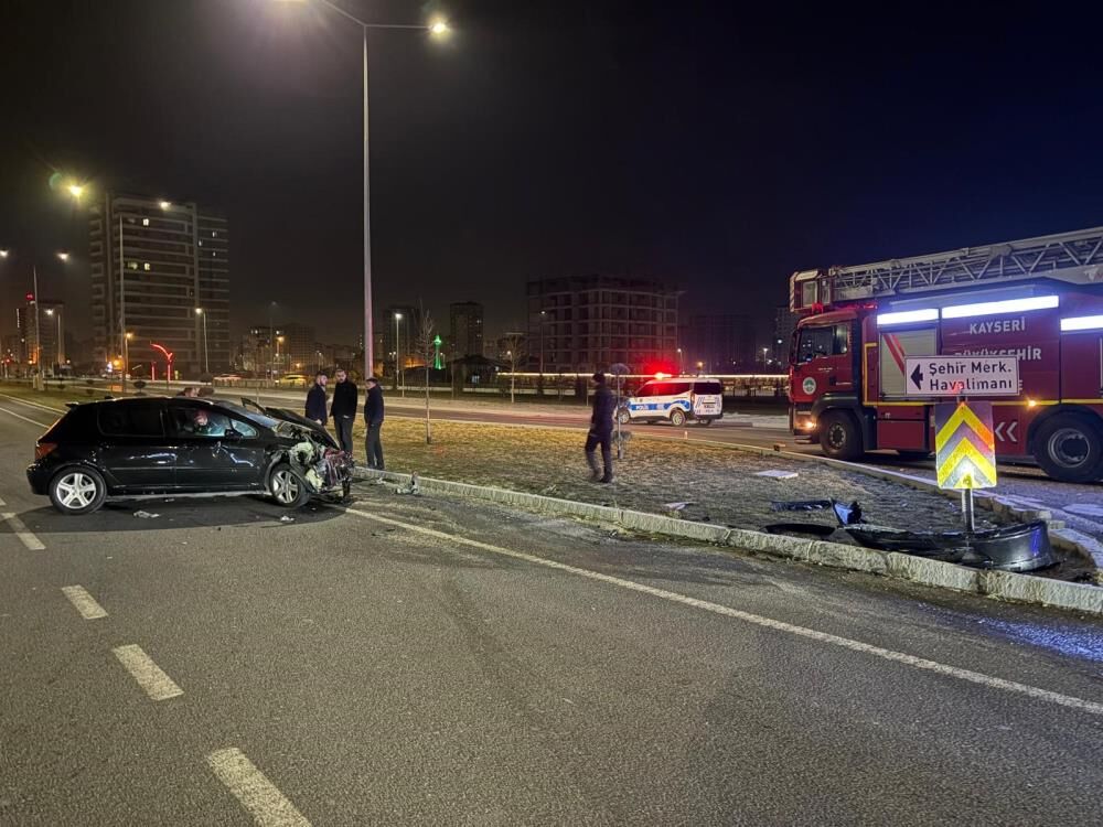 Ehliyetsiz Surucu Ortaligi Savas Alanina Cevirdi Otomobil Ile Kamyonet Carpisti Arac T (3)