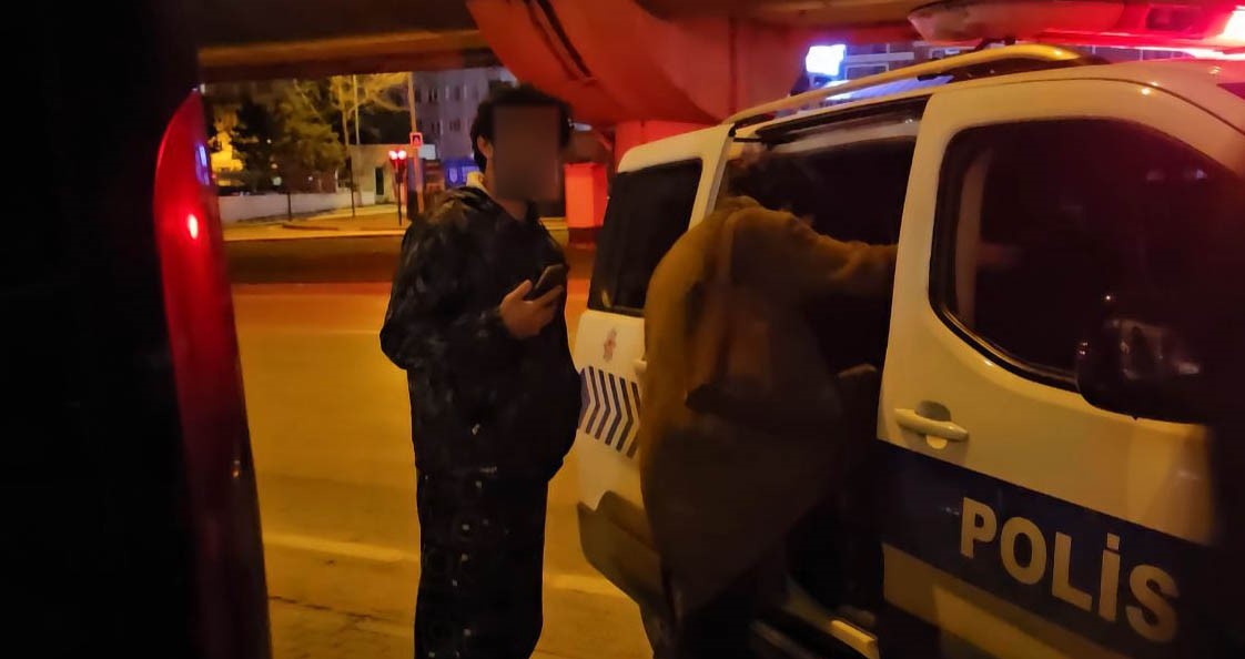 Ehliyetsiz Ve Alkollu Yakalandi Ben Kullanmiyordum Kiz Arkadasima Ogretiyordum (4)