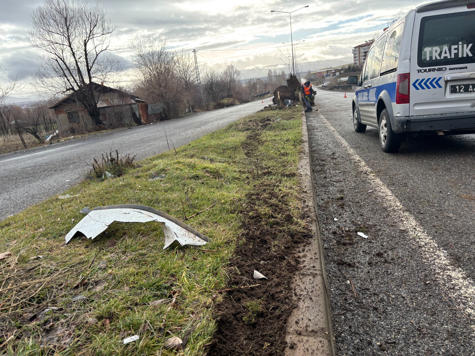 Elektrik Direğini Devirdi, Araç Paramparça Oldu! 24 Yaşındaki Sürücü Olay Yerinde Can Verdi (3)