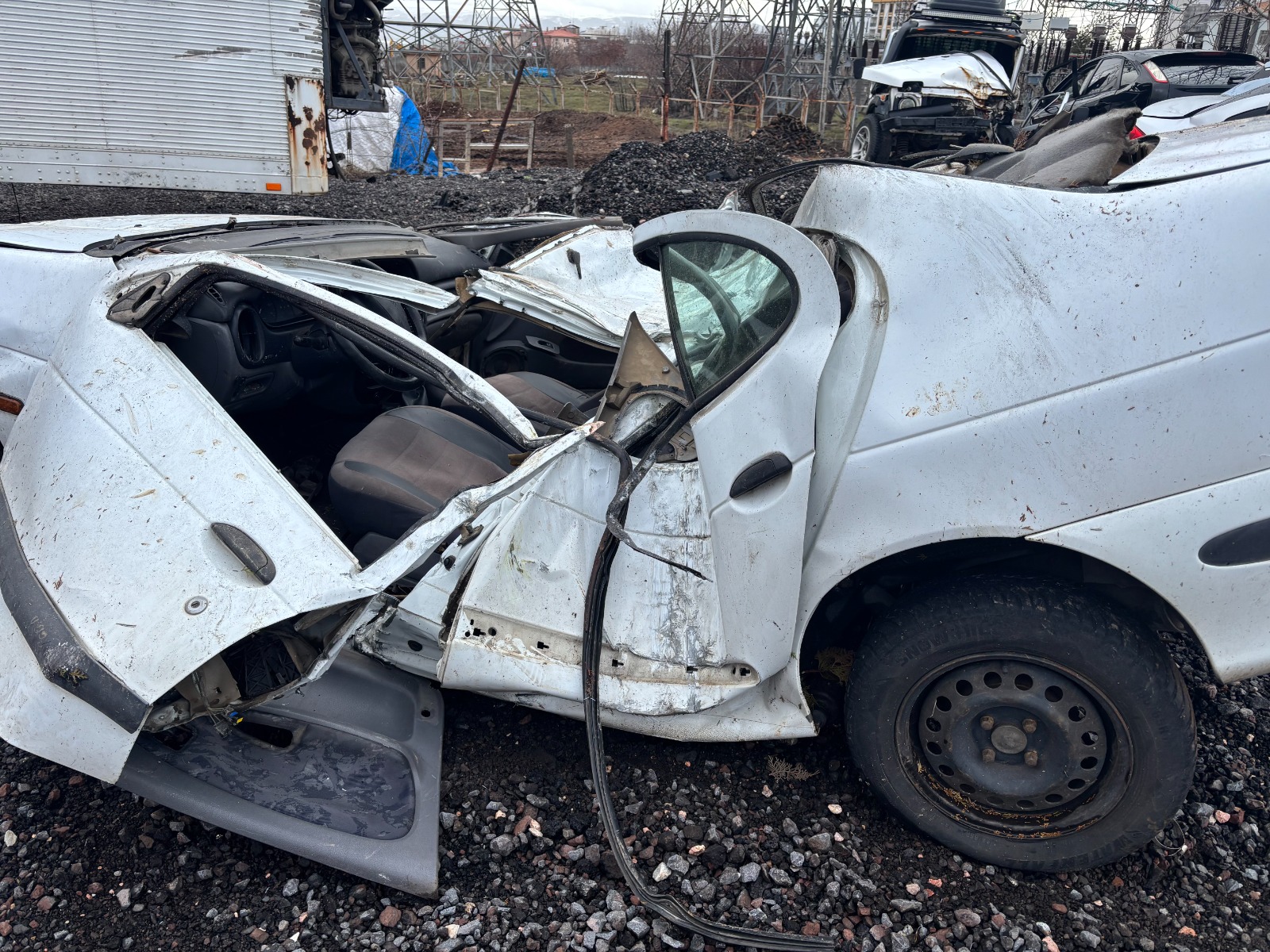 Elektrik Direğini Devirdi, Araç Paramparça Oldu! 24 Yaşındaki Sürücü Olay Yerinde Can Verdi (6)