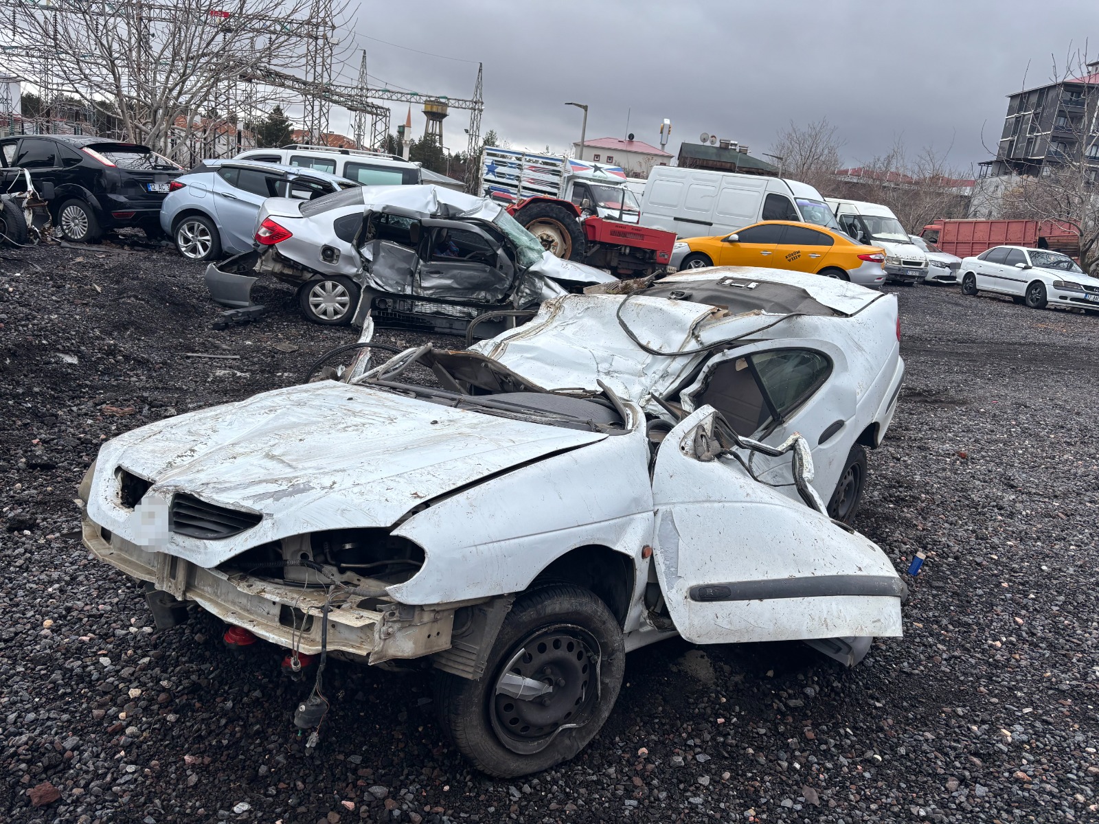 Elektrik Direğini Devirdi, Araç Paramparça Oldu! 24 Yaşındaki Sürücü Olay Yerinde Can Verdi (8)