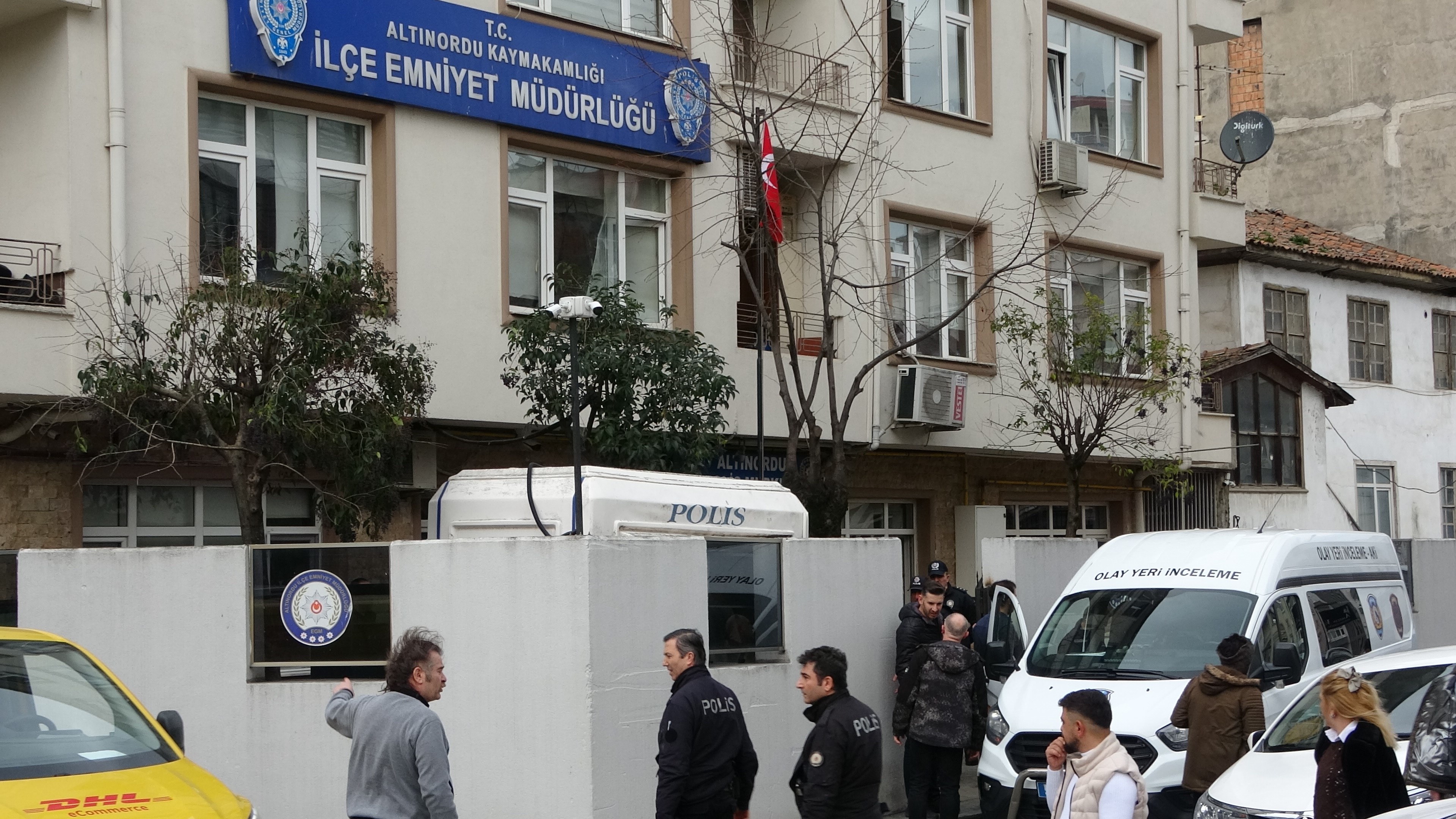 Emniyet Bahçesinde Şok Olay İfade Için Geldi, Silahı Kapıp Canına Kıydı (2)