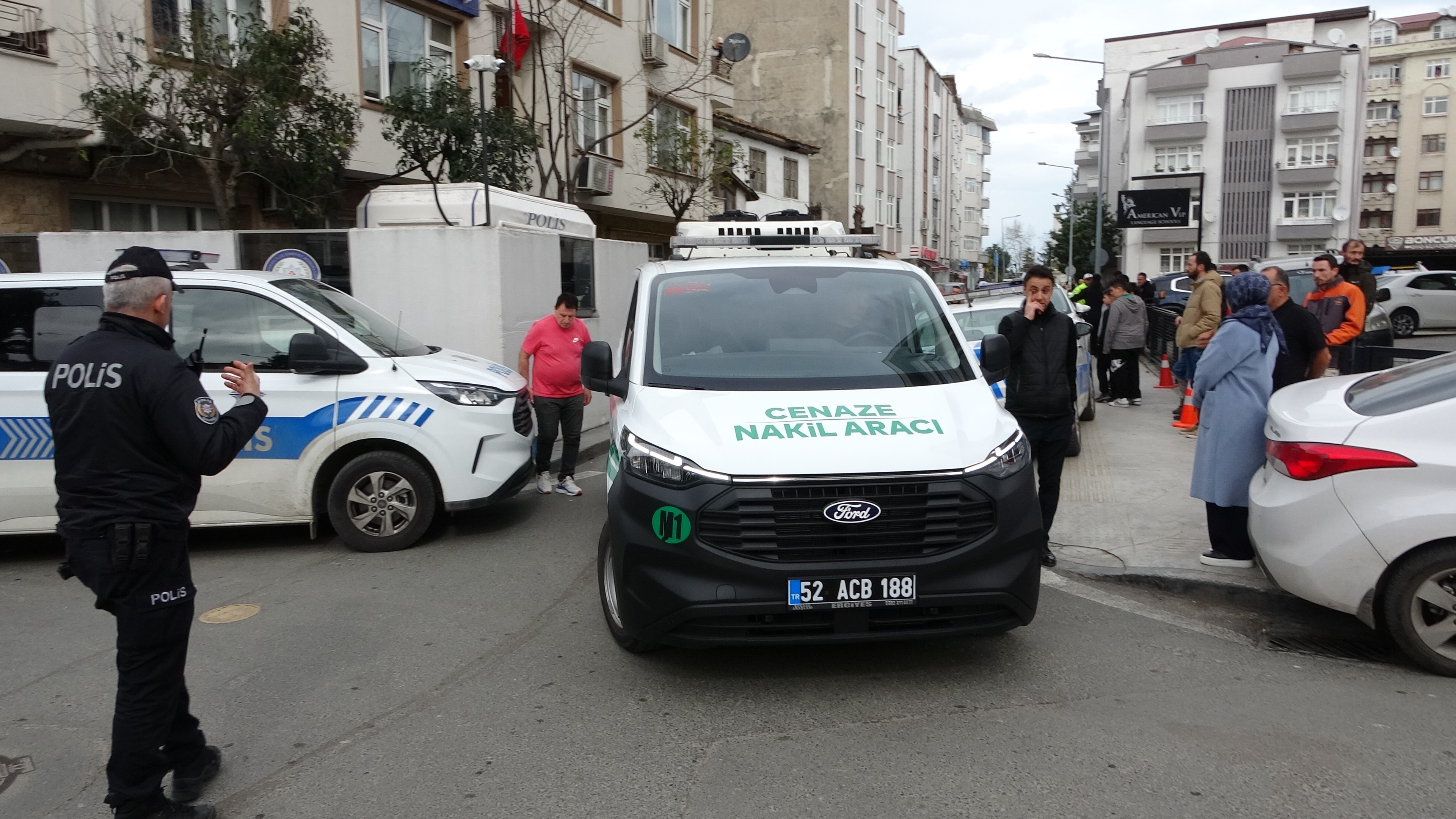 Emniyet Bahçesinde Şok Olay İfade Için Geldi, Silahı Kapıp Canına Kıydı (3)