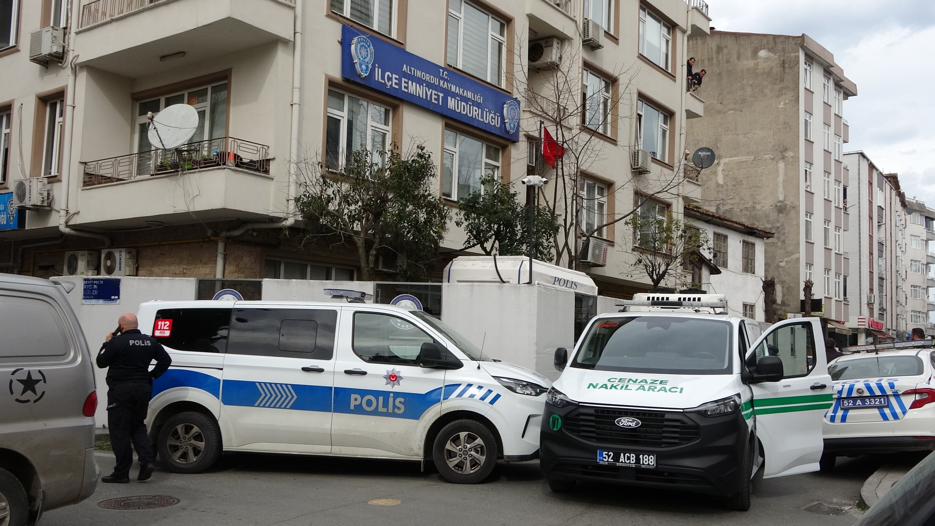 Emniyet Bahçesinde Şok Olay İfade Için Geldi, Silahı Kapıp Canına Kıydı (7)