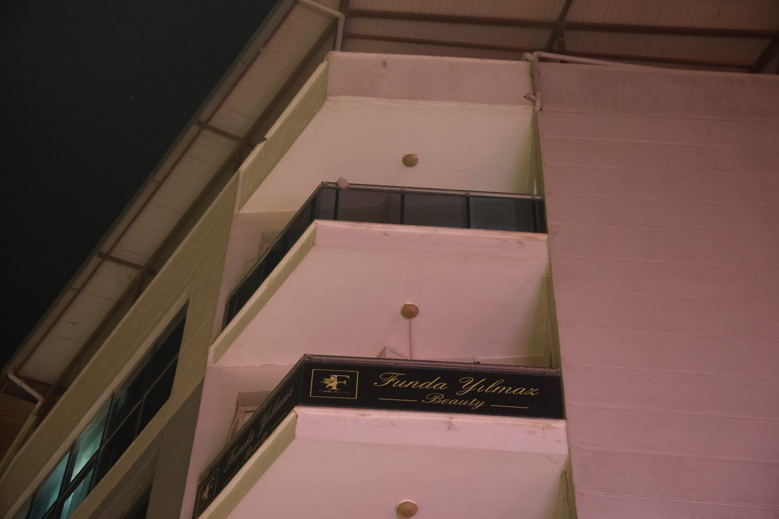 Eşiyle Tartıştı, 5’Inci Kattan Atladı! 5 Çocuk Babası Genç Adam Hayatını Kaybetti (2)