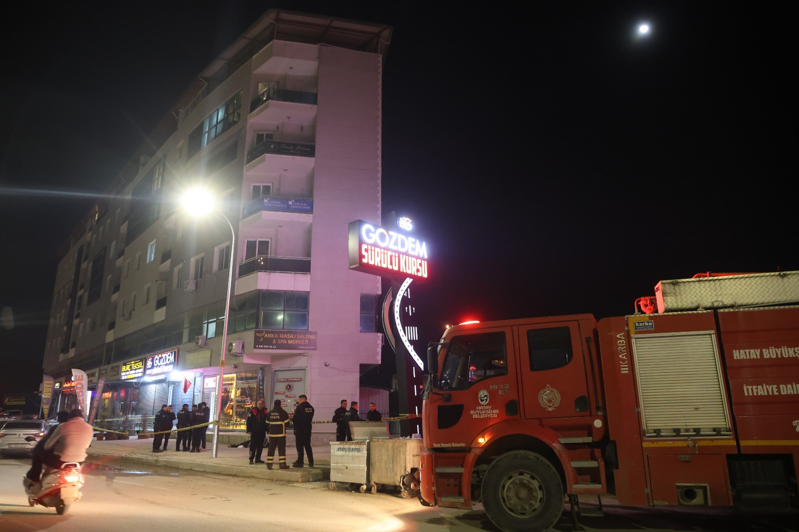 Eşiyle Tartıştı, 5’Inci Kattan Atladı! 5 Çocuk Babası Genç Adam Hayatını Kaybetti (3)