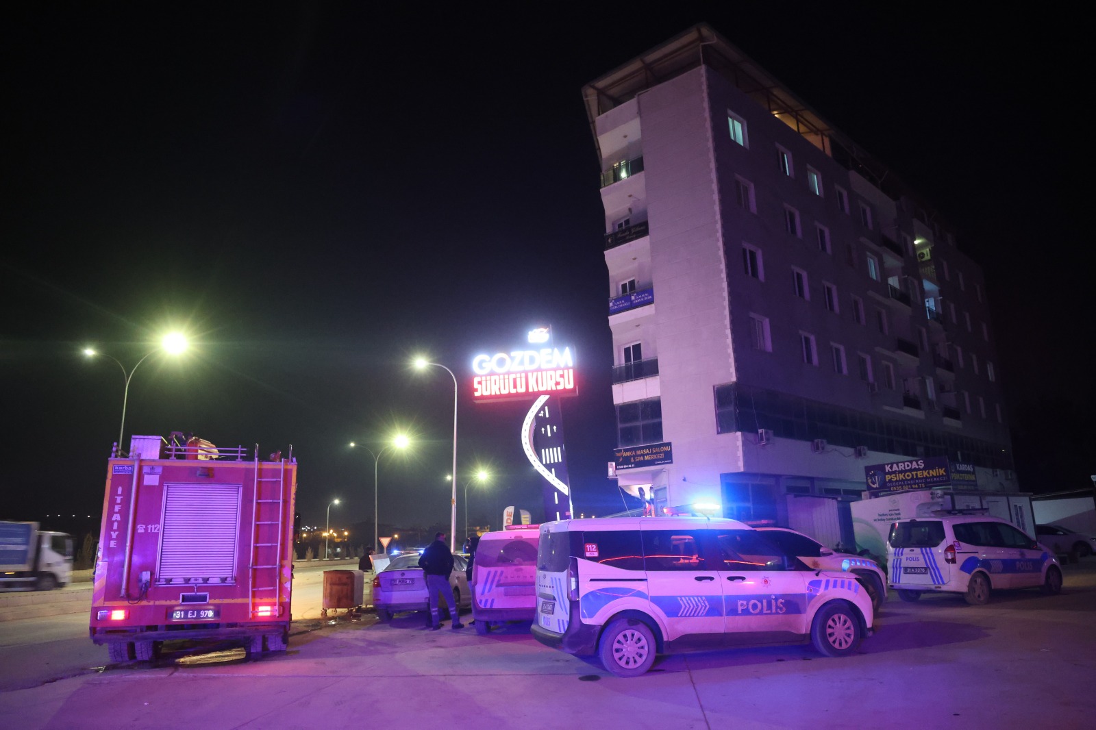 Eşiyle Tartıştı, 5’Inci Kattan Atladı! 5 Çocuk Babası Genç Adam Hayatını Kaybetti (5)