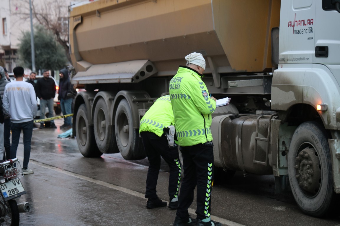 Feci Kaza Guvenlik Kamerasinda Kamyon Altinda Kalan 86 Yasindaki Adam Olay Yerinde Hay (1) (Orta)