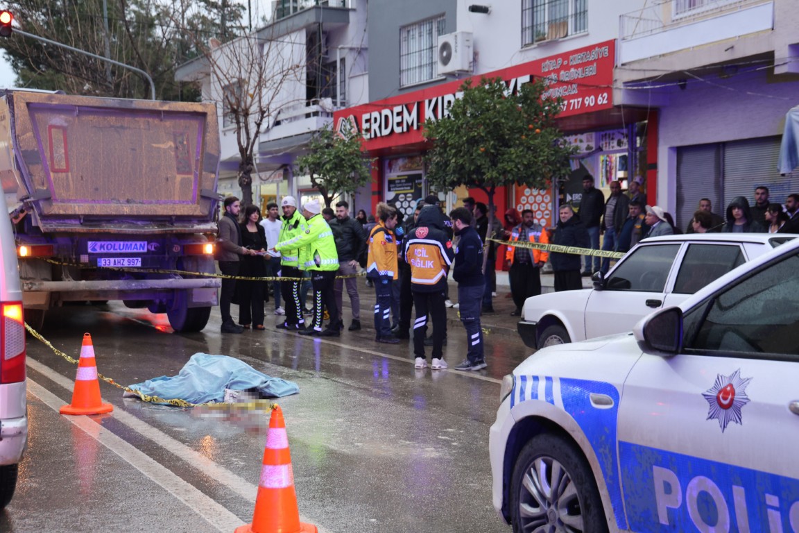 Feci Kaza Guvenlik Kamerasinda Kamyon Altinda Kalan 86 Yasindaki Adam Olay Yerinde Hay (2) (Orta)