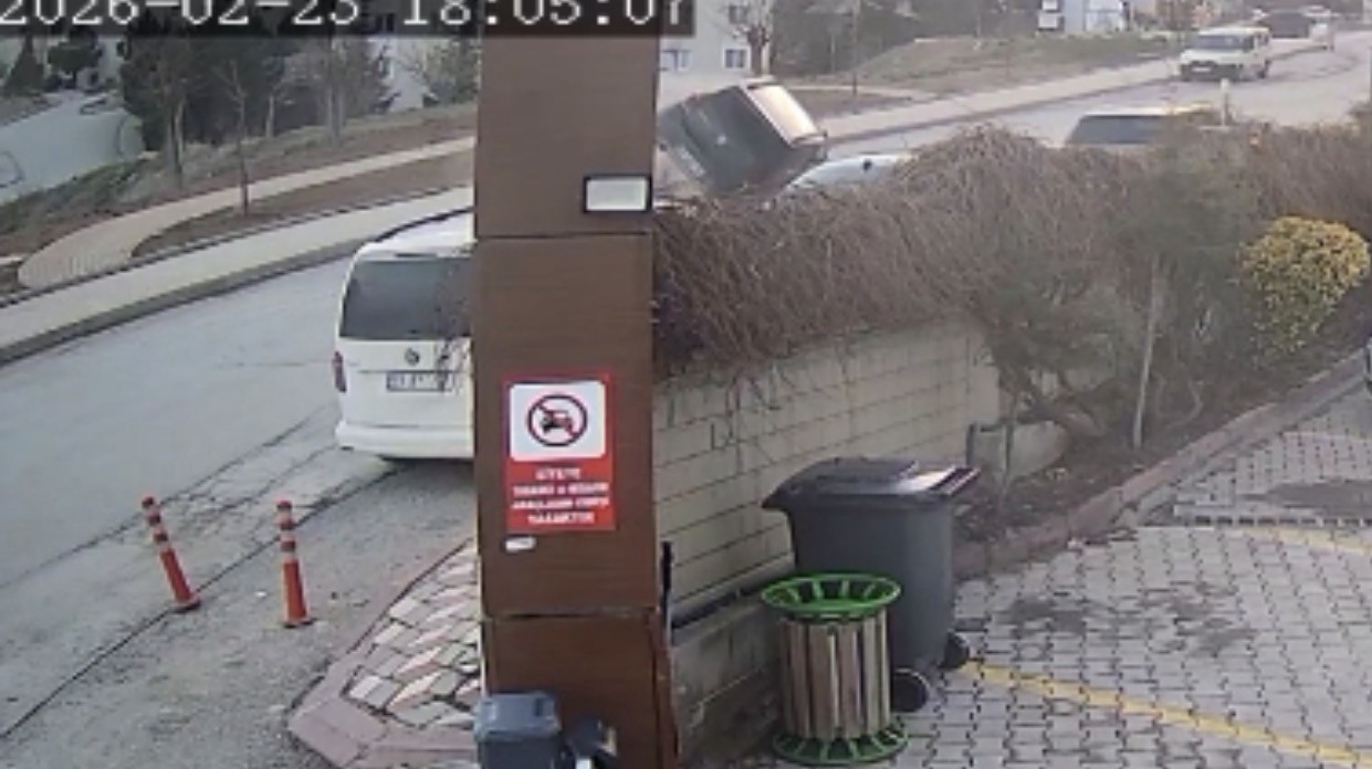 Feci Kaza Kamerada Carpisan Otomobillerden Biri Ters Dondu (2)