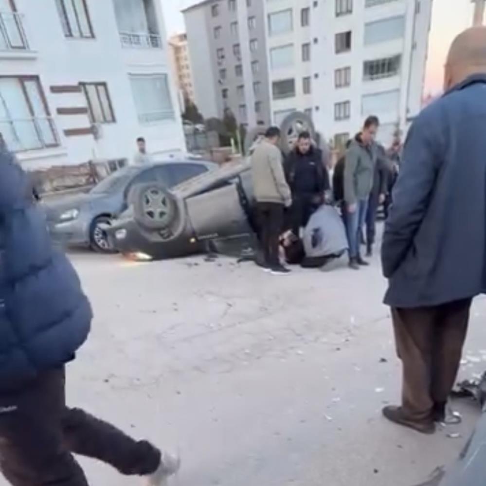 Feci Kaza Kamerada Carpisan Otomobillerden Biri Ters Dondu (4)