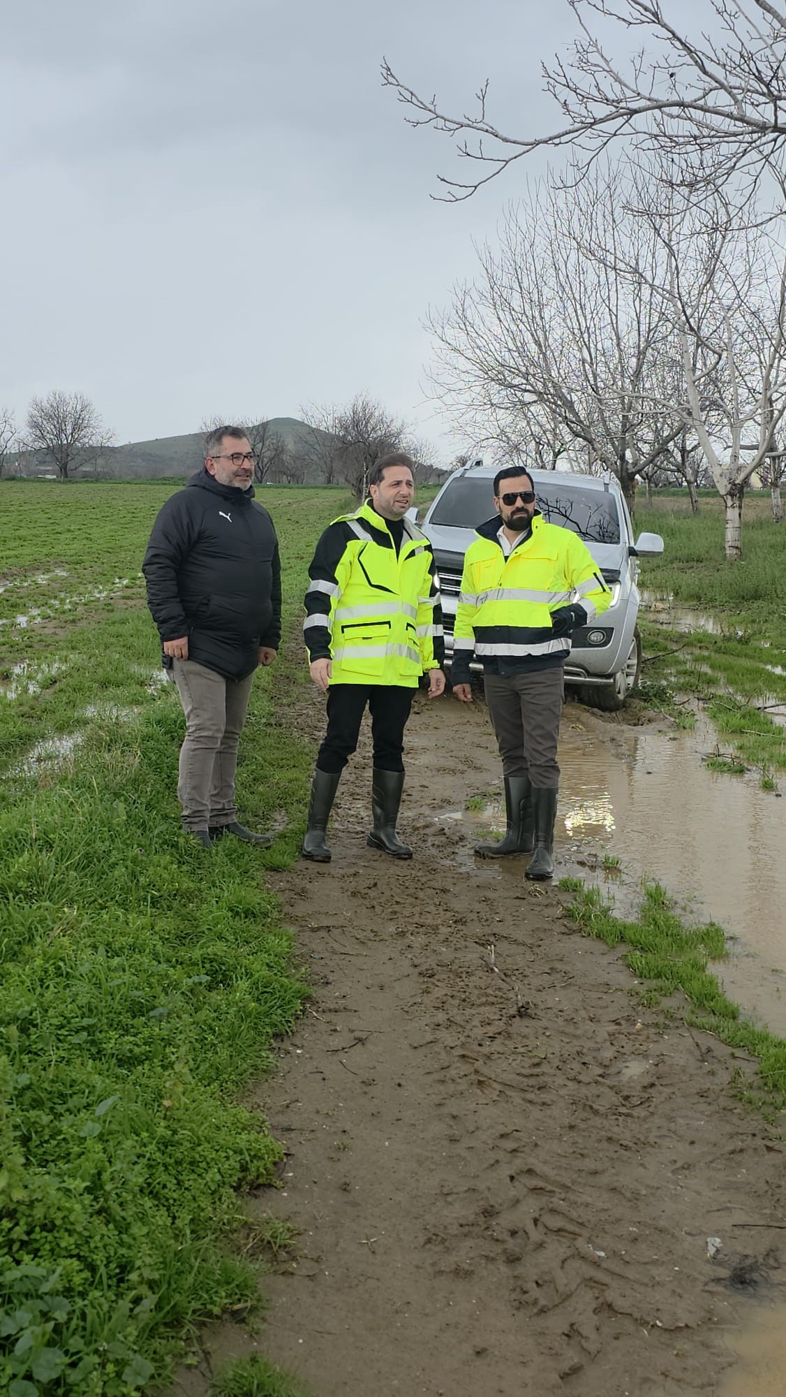 Felaket Sahasında Beklenmedik Olay Haber Peşindeyken Çamura Saplandı (2)