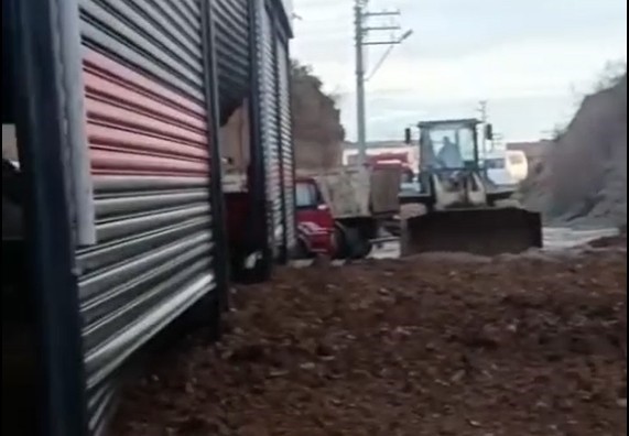 Felaketin Esiginden Donuldu Siddetli Yagis Toprak Kaymasina Neden Oldu (2)