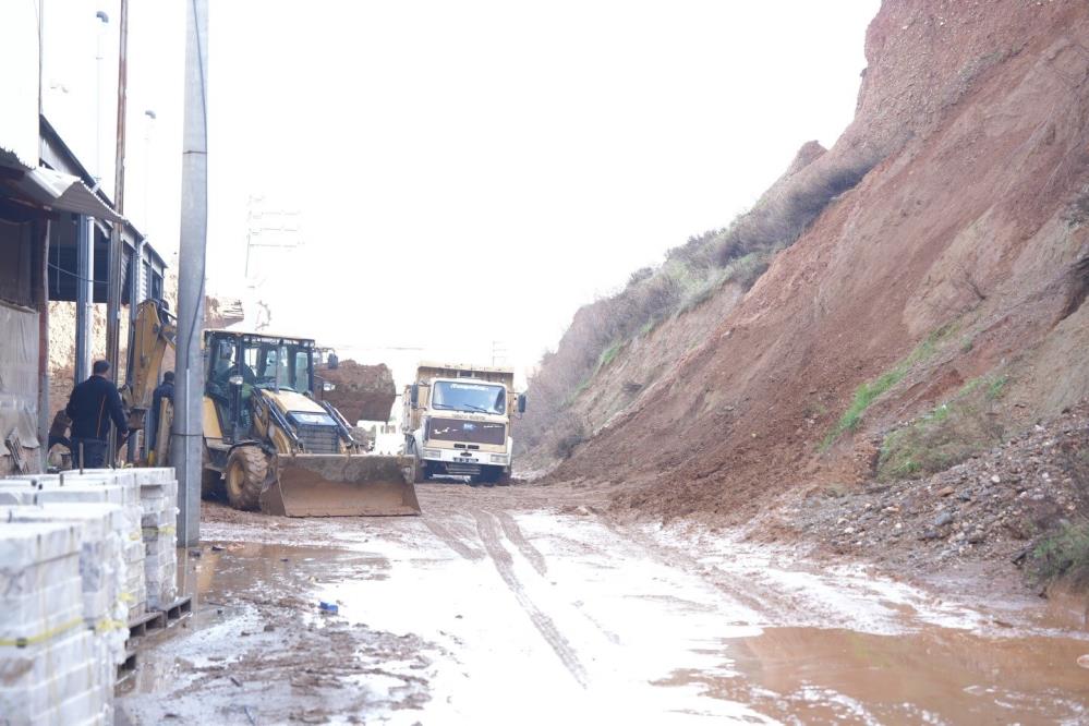 Felaketin Esiginden Donuldu Siddetli Yagis Toprak Kaymasina Neden Oldu (4)