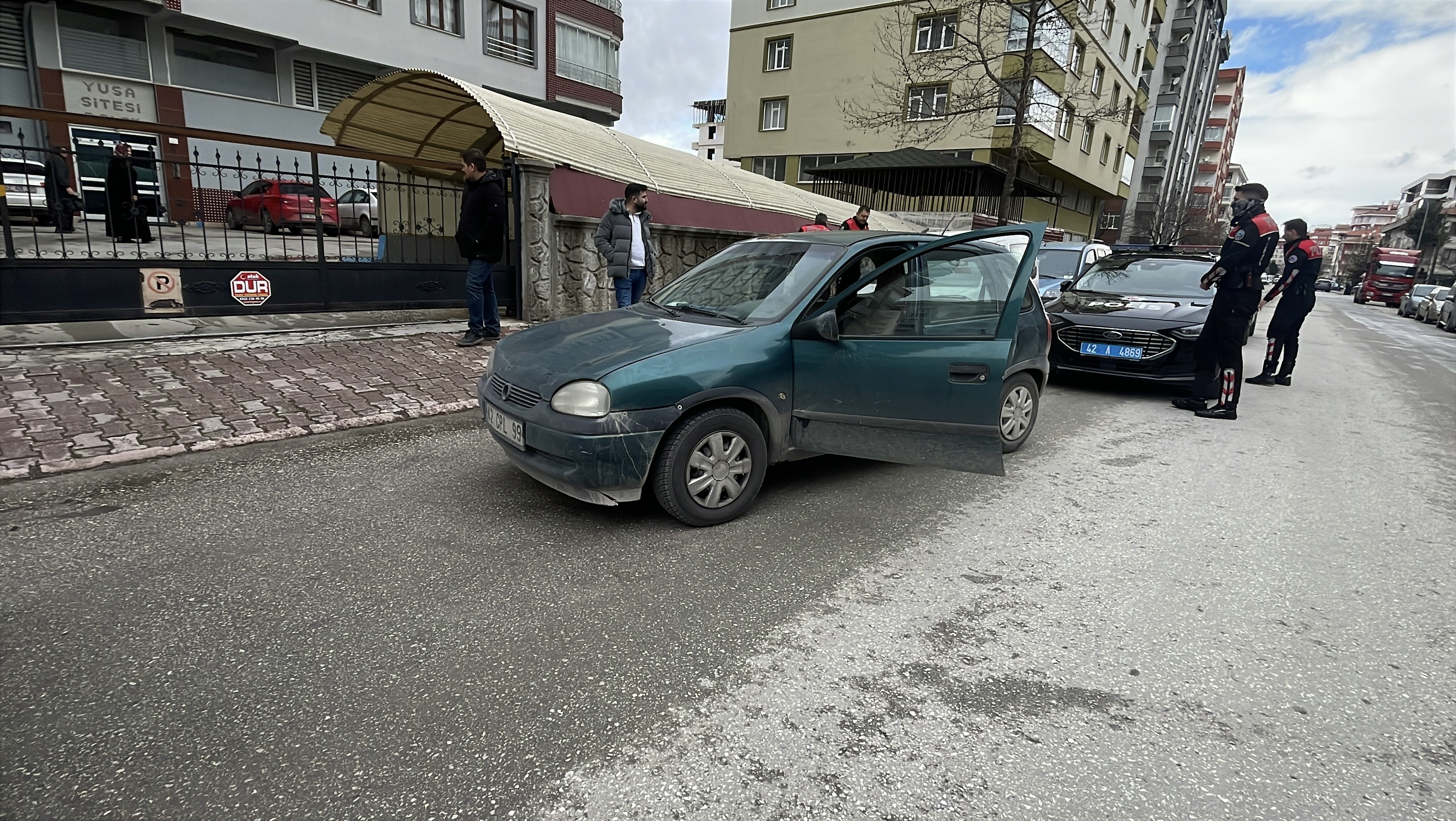 Film Gibi Takip Polisten Kaçarken Uyuşturucuyu Yola Saçtılar (2)