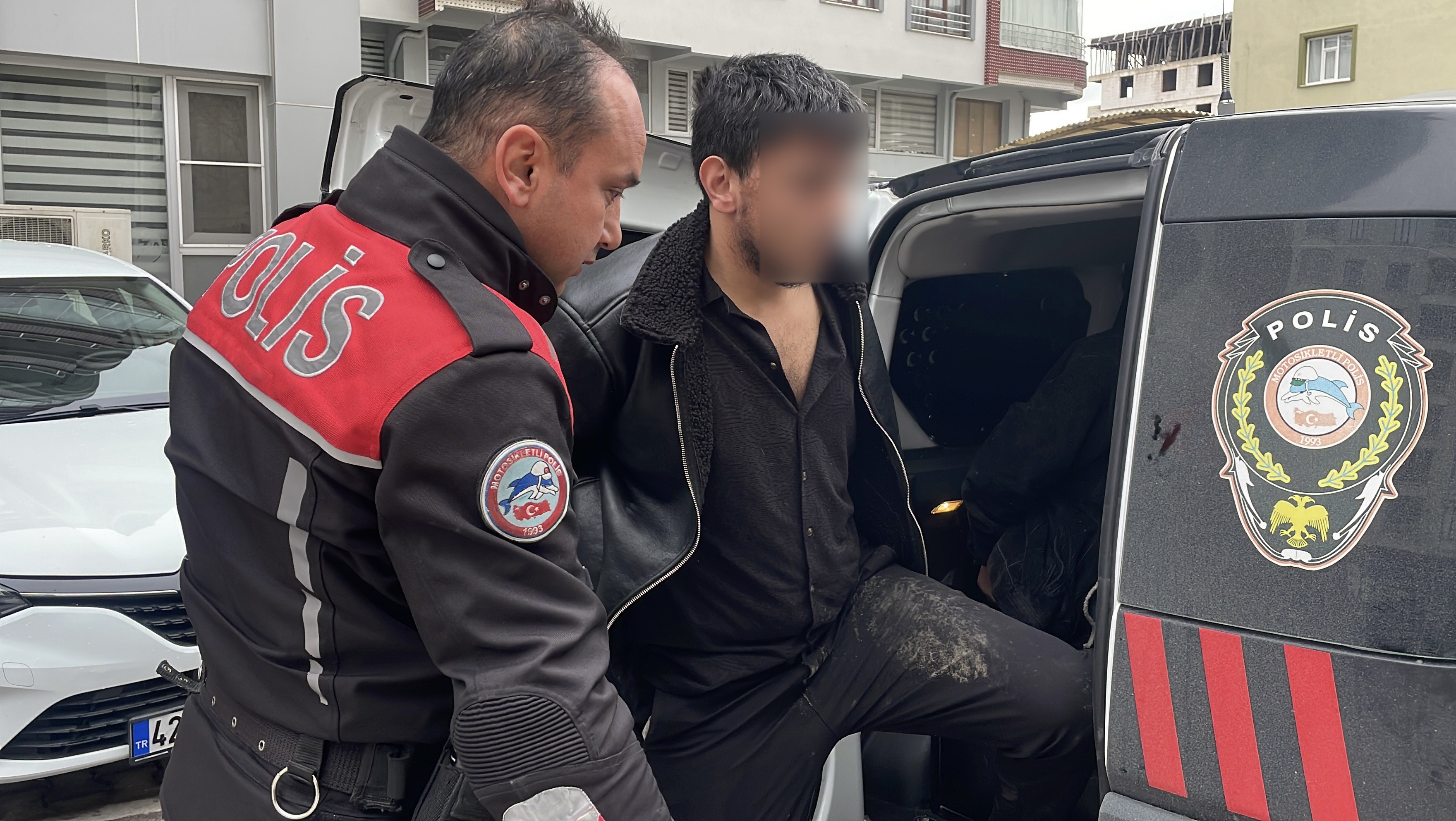 Film Gibi Takip Polisten Kaçarken Uyuşturucuyu Yola Saçtılar (4)