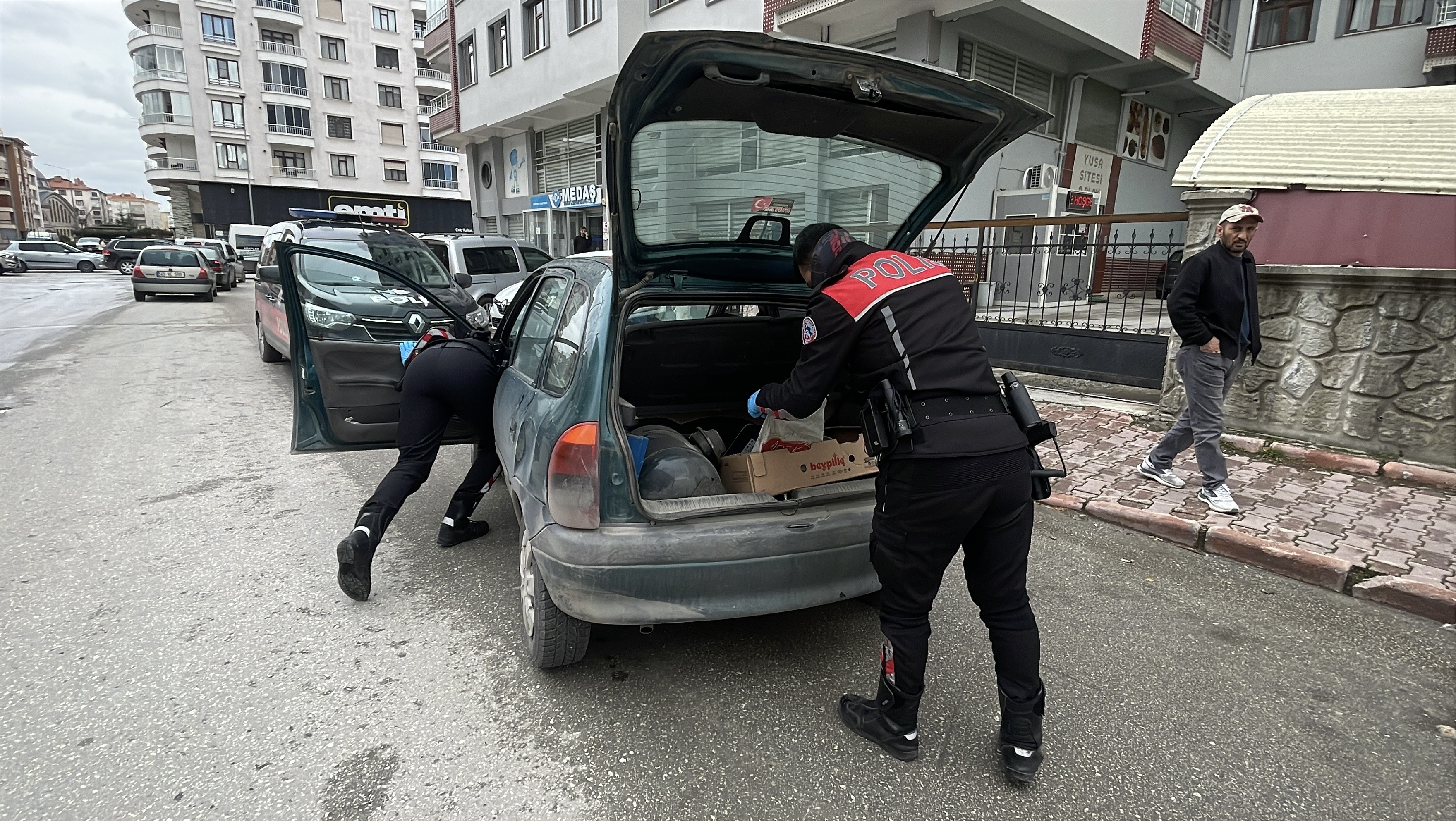 Film Gibi Takip Polisten Kaçarken Uyuşturucuyu Yola Saçtılar (5)