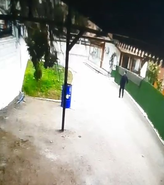 Firtina Agaci Kokunden Kopardi Kaldirimdaki Vatandas Olumden Kil Payi Kurtuldu (3)