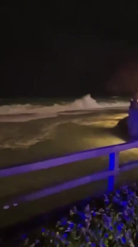 Fırtınalı Gecede Denize Girmişti Boğulma Tehlikesi Geçiren Gençten Acı Haber (2)