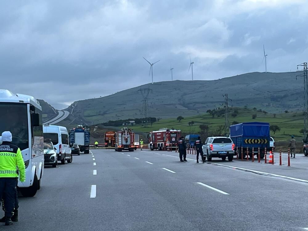 Gece Boyu Kapali Kalmisti Balikesirde F 16 Kazasi Sonrasi Izmir Istanbul Otoyolu Trafi (2)
