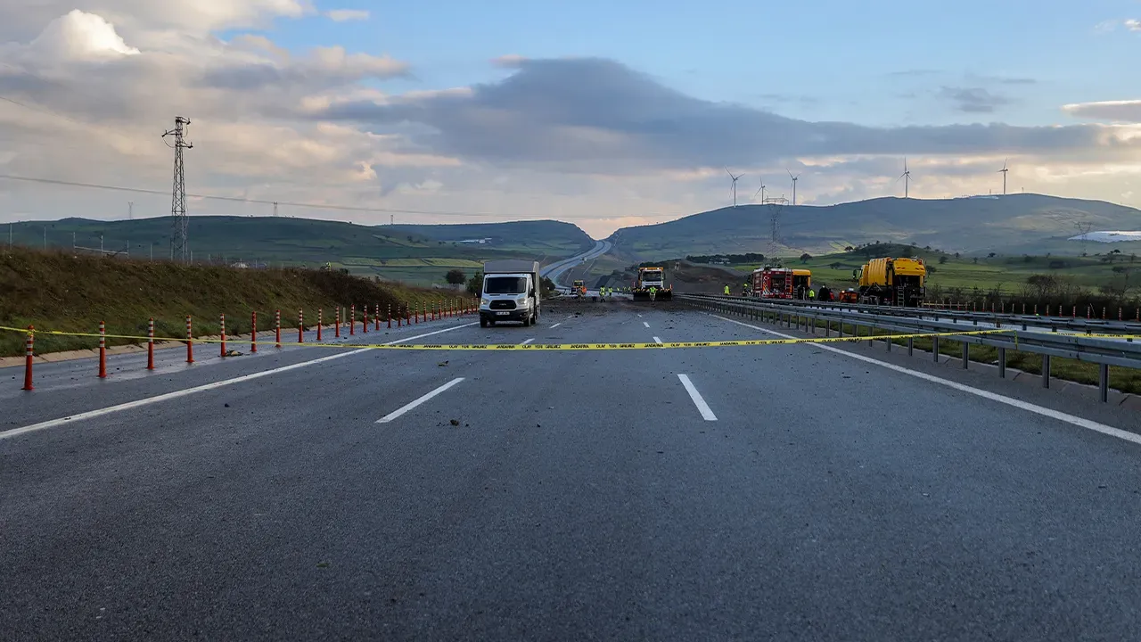 Gece Boyu Kapali Kalmisti Balikesirde F 16 Kazasi Sonrasi Izmir Istanbul Otoyolu Trafi (3)