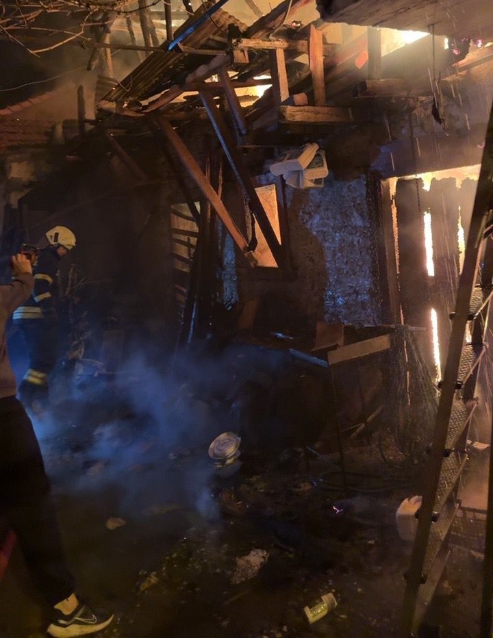 Gece Çıkan Yangın Hayat Söndürdü! Yaşlı Kadın Alevlerin Arasında Can Verdi (2)