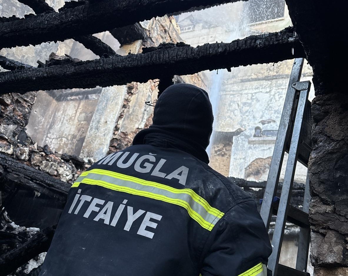 Gece Çıkan Yangın Hayat Söndürdü! Yaşlı Kadın Alevlerin Arasında Can Verdi (3)