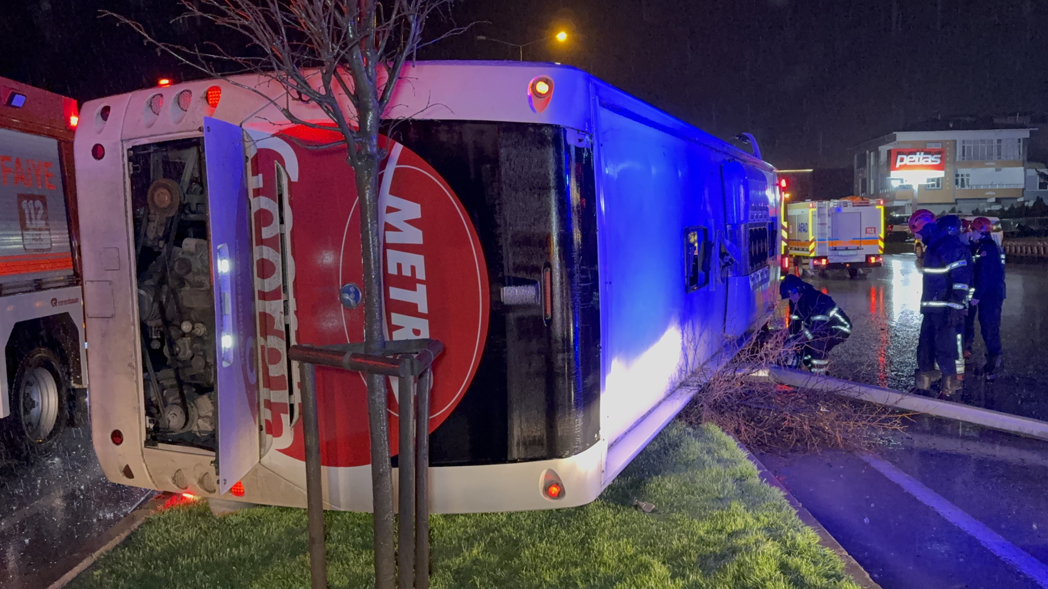 Gece Yarısı Can Pazarı! Yolcu Otobüsü Yan Yattı, 7 Yaralı (2)