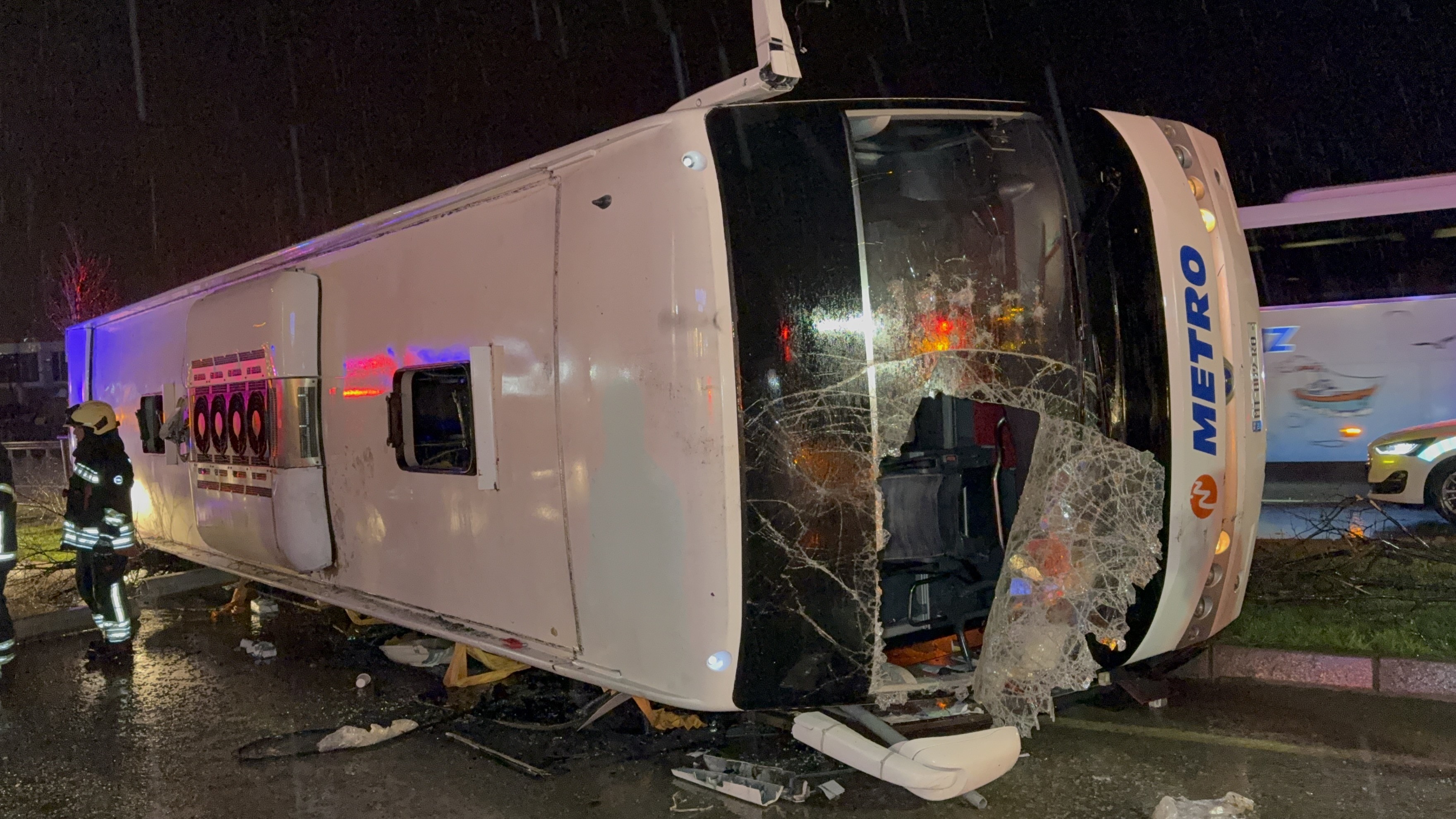 Gece Yarısı Can Pazarı! Yolcu Otobüsü Yan Yattı, 7 Yaralı (3)