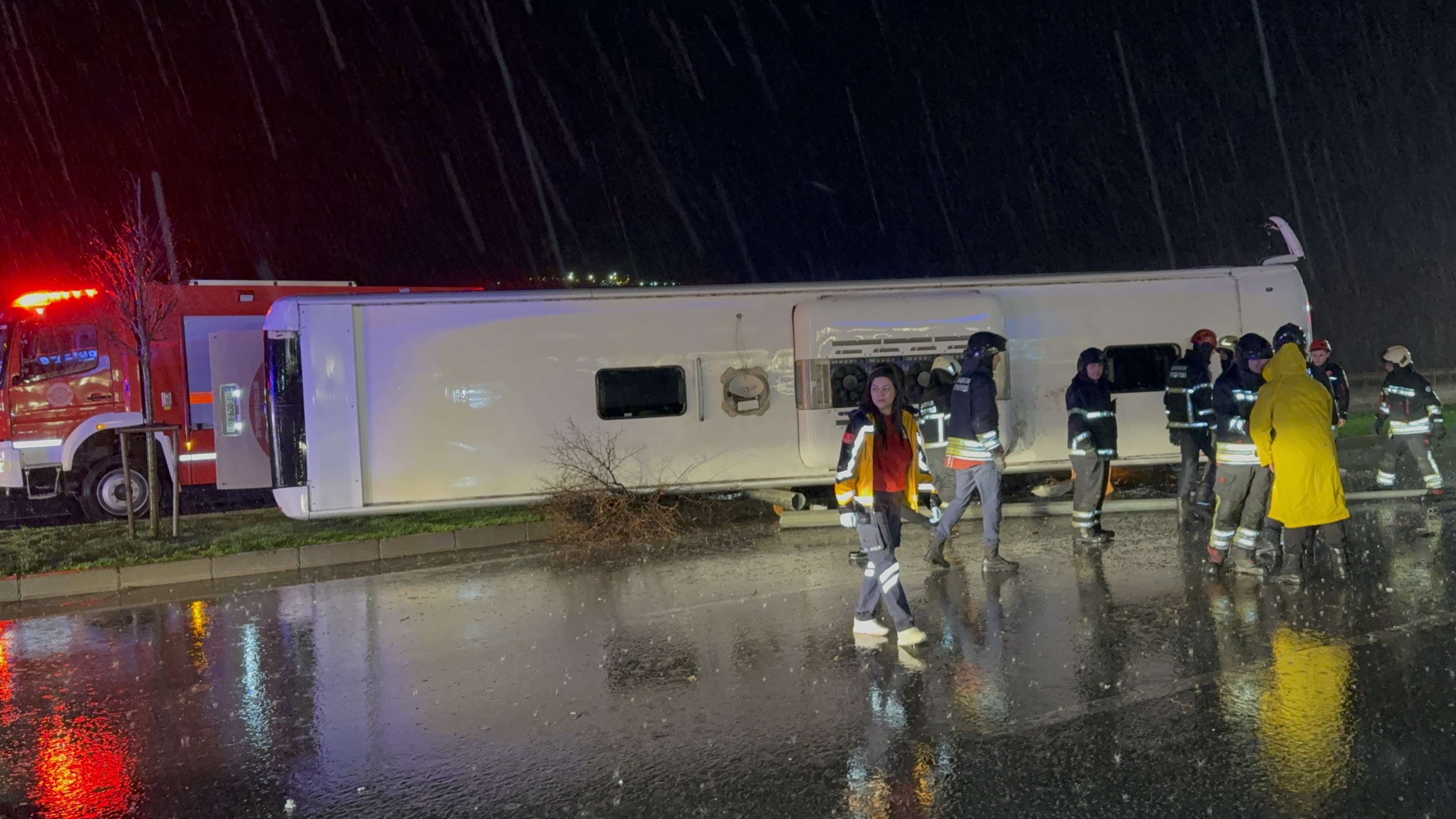 Gece Yarısı Can Pazarı! Yolcu Otobüsü Yan Yattı, 7 Yaralı (5)