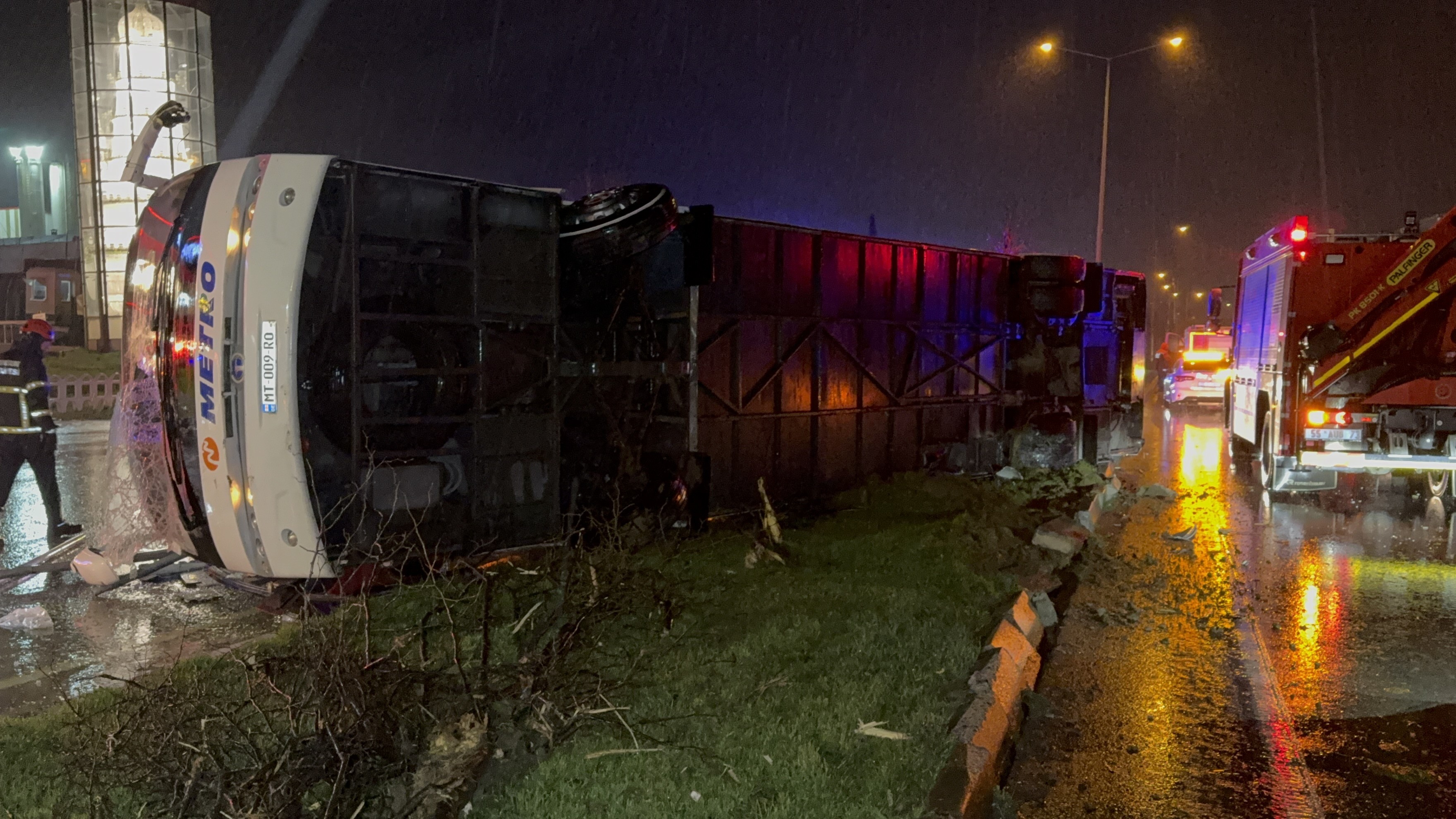 Gece Yarısı Can Pazarı! Yolcu Otobüsü Yan Yattı, 7 Yaralı (8)