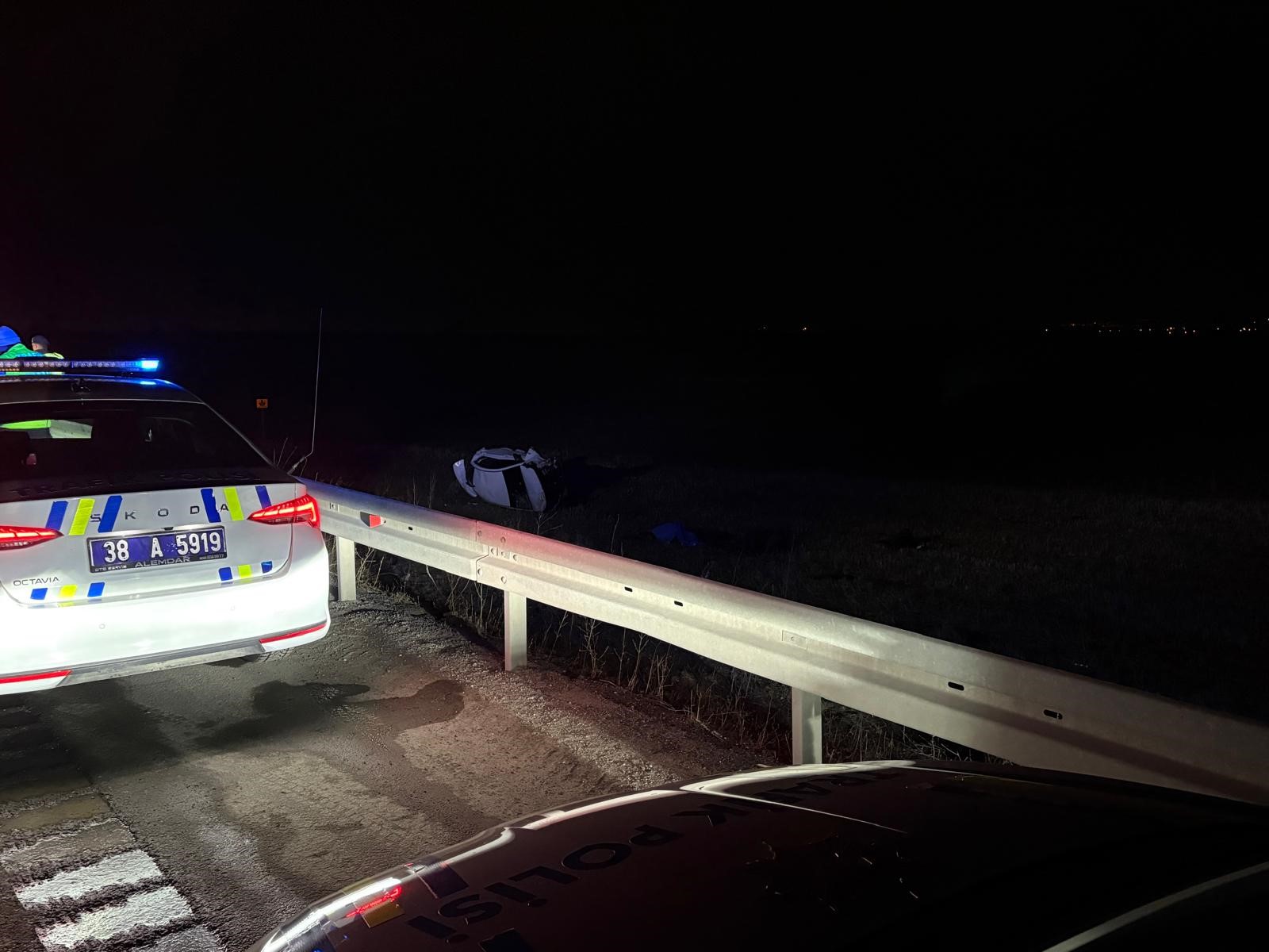 Gece Yarısı Facia Şarampole Yuvarlanan Araçta Ölü Ve Yaralılar Var (2)