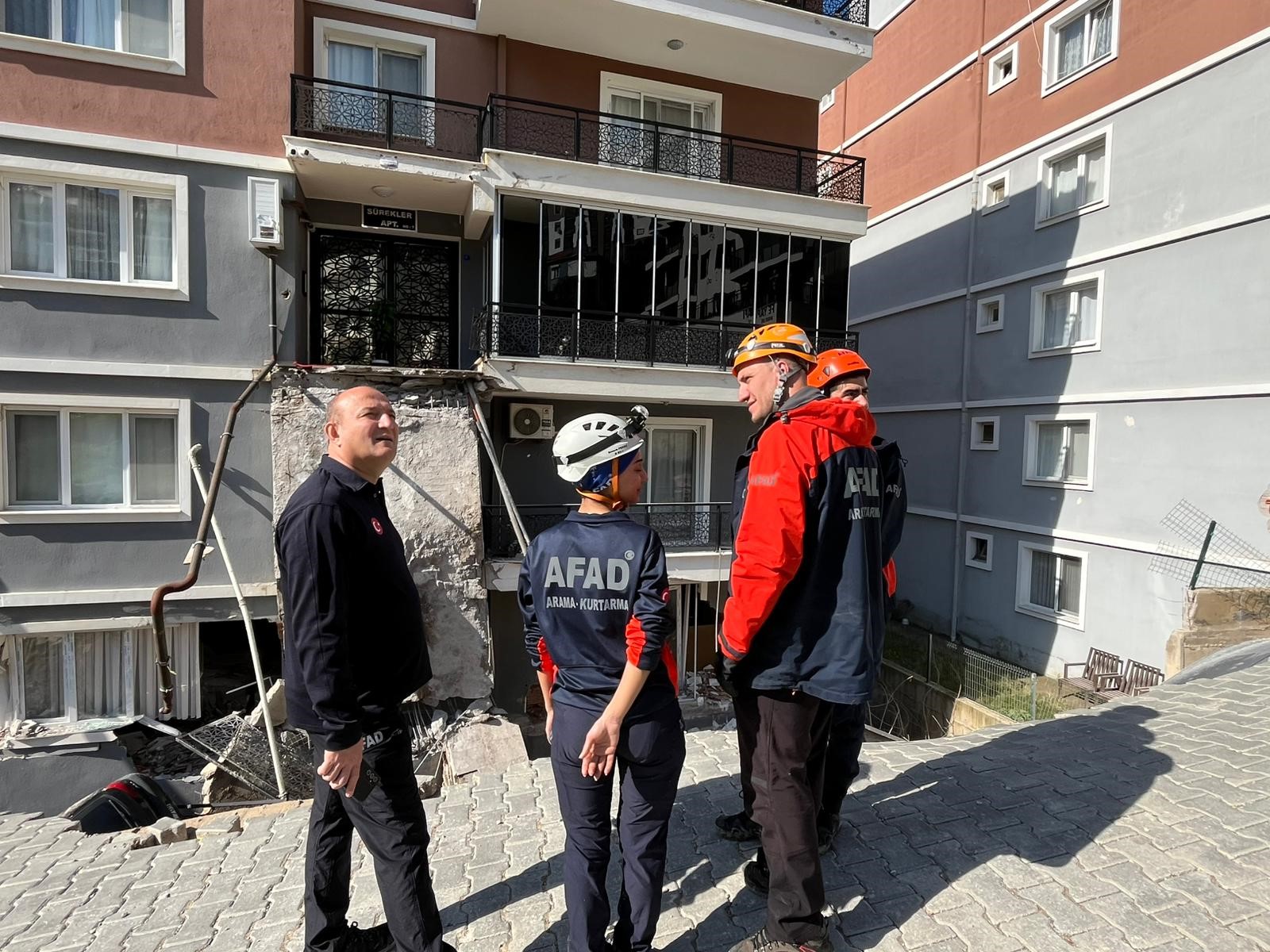 Gece Yarısı Panik! Izmir’de Istinat Duvarı Çöktü, Mahalle Boşaltıldı (2)