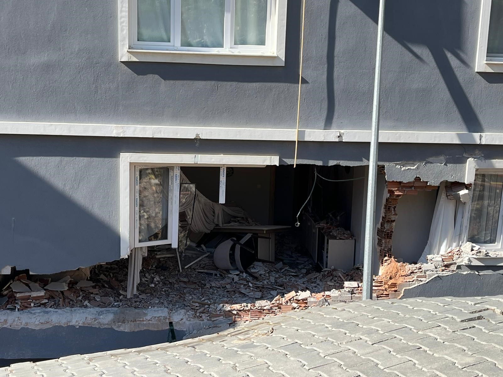 Gece Yarısı Panik! Izmir’de Istinat Duvarı Çöktü, Mahalle Boşaltıldı (3)