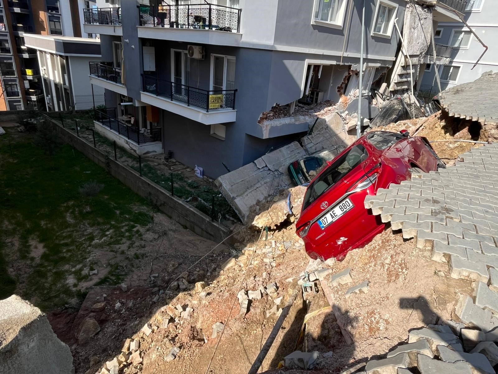 Gece Yarısı Panik! Izmir’de Istinat Duvarı Çöktü, Mahalle Boşaltıldı (4)