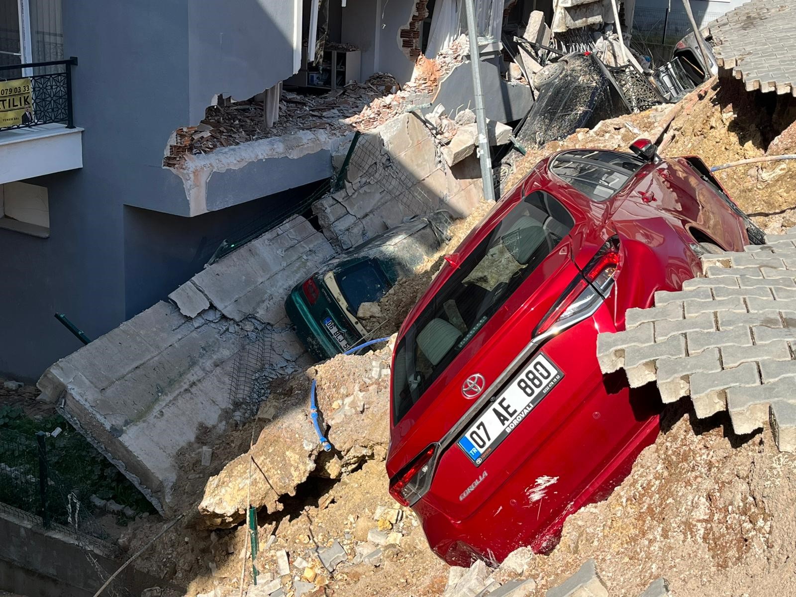 Gece Yarısı Panik! Izmir’de Istinat Duvarı Çöktü, Mahalle Boşaltıldı (5)