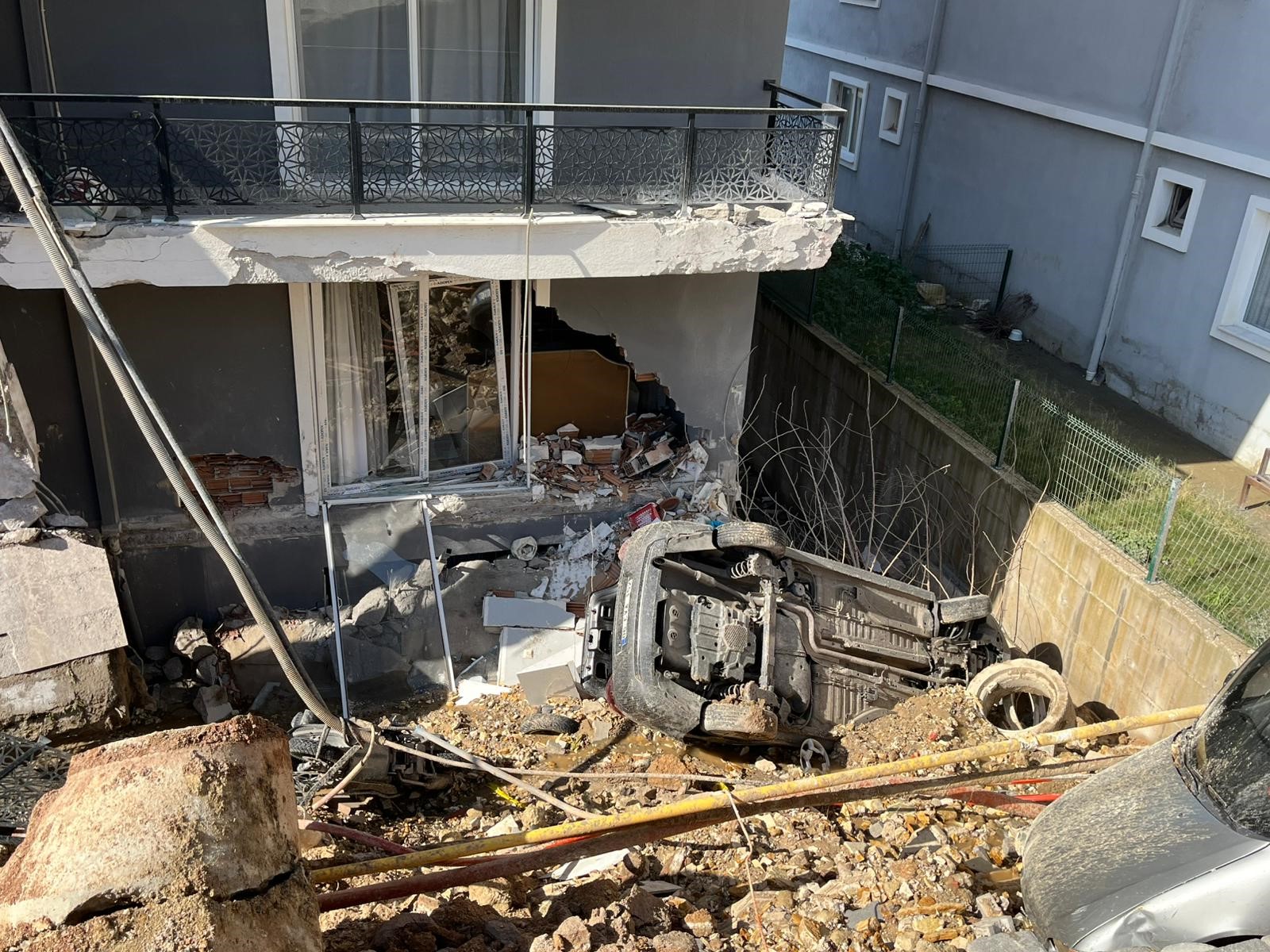 Gece Yarısı Panik! Izmir’de Istinat Duvarı Çöktü, Mahalle Boşaltıldı (6)