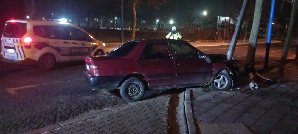 Gece Yarisi Sok Direge Carpti Surucu Sirra Kadem Basti (2)