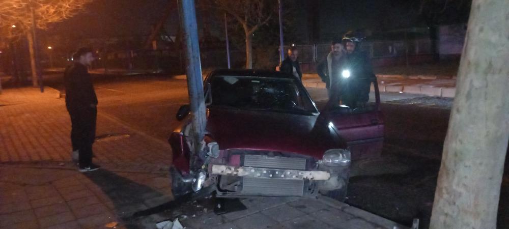 Gece Yarisi Sok Direge Carpti Surucu Sirra Kadem Basti (3)