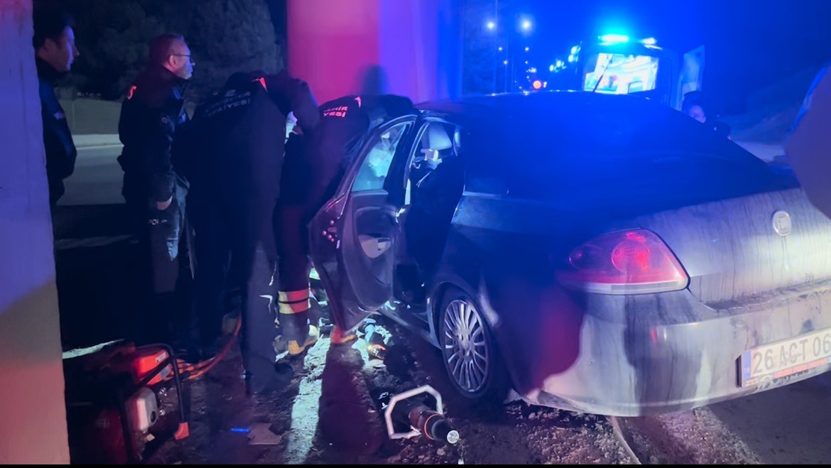 Geceyi Kana Bulayan Çarpışma! Hurdaya Dönen Araçtan Acı Haber (8)