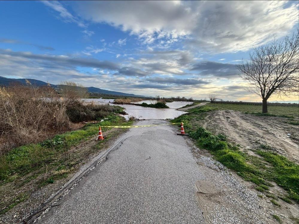 Gediz Nehri Tasti Kopru Sular Altinda Kaldi Turgutluda Yol Trafige Kapatildi (2)