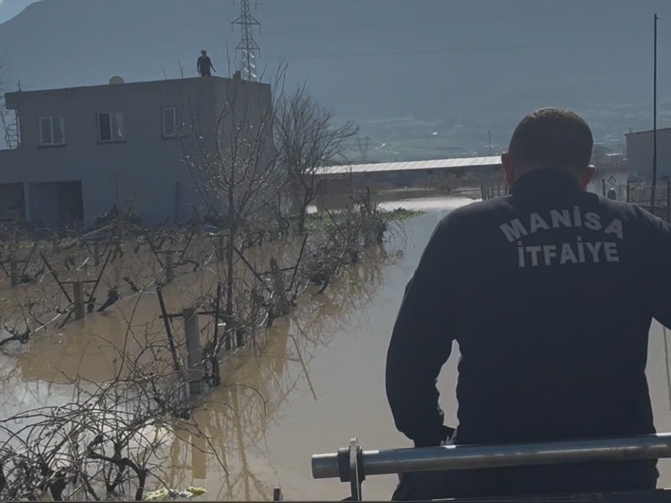 Gediz Tasti Buyuksehir Seferber Oldu 44 Kisi Ve 127 Hayvan Kurtarildi (2)