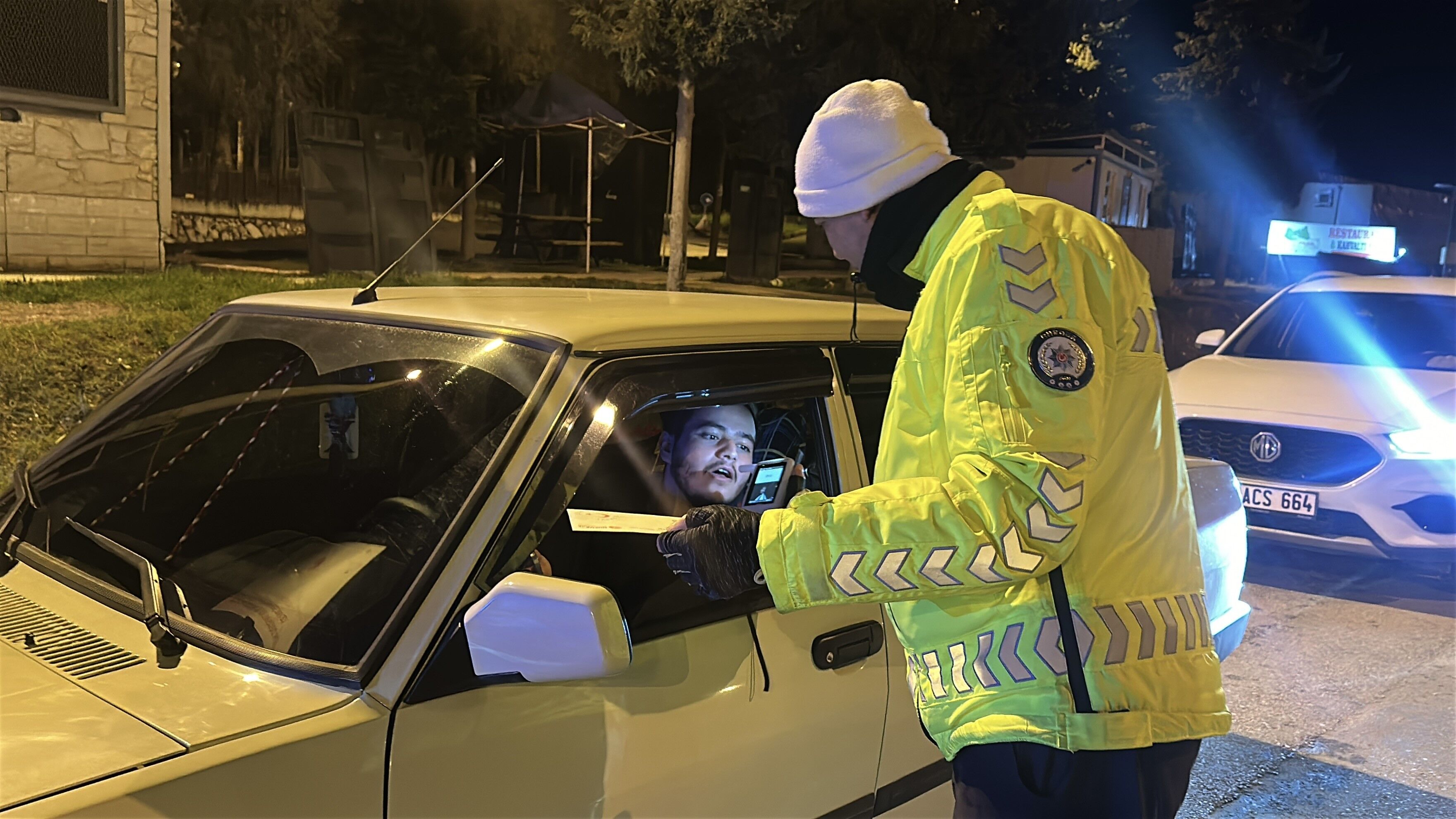 Genc Surucu Ehliyetini Alali 1 Ay Oldugunu Soyledi Polislere Zarfla Gosterdi Bir Aydir (3)