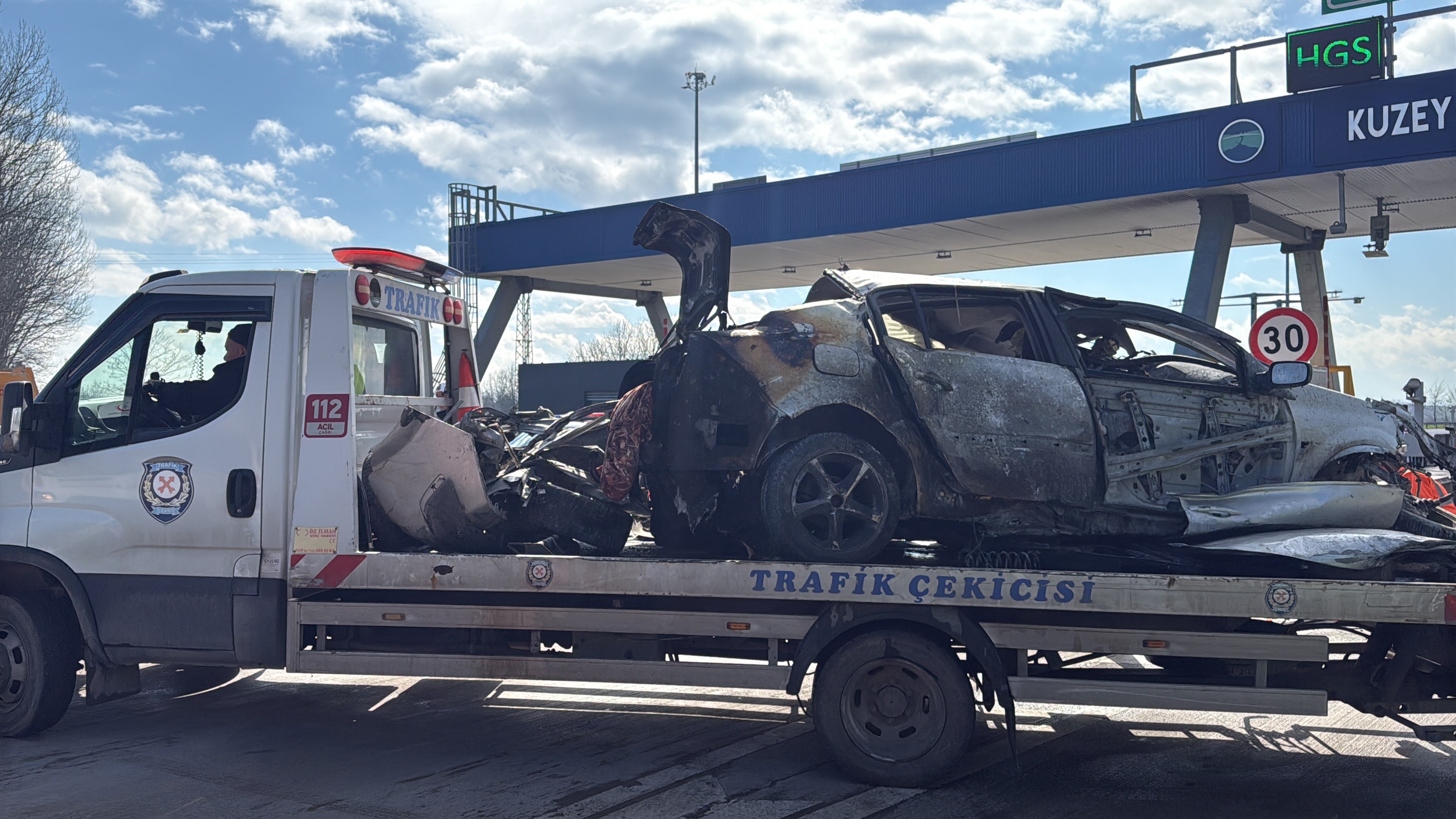 Gişelerde Feci Kaza Araç Bariyerlere Çarptı, Sürücü Hayatını Kaybetti (3)