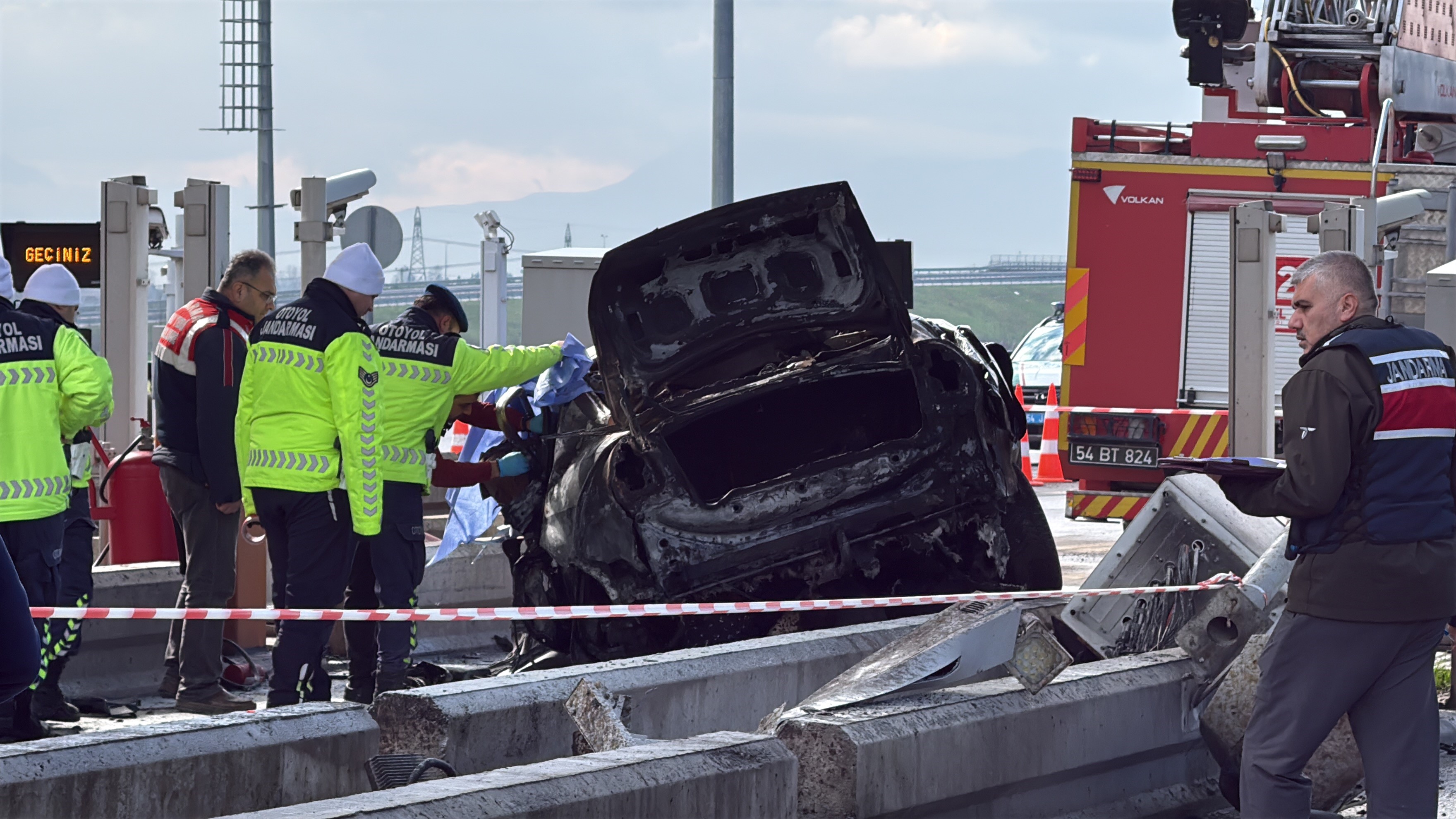 Gişelerde Feci Kaza Araç Bariyerlere Çarptı, Sürücü Hayatını Kaybetti (8)