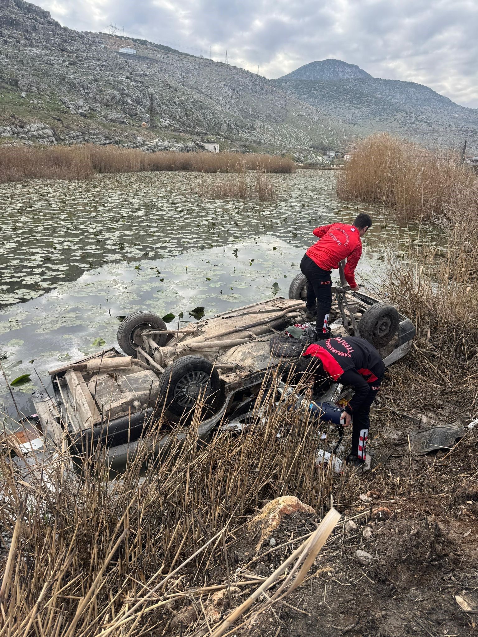 Gölete Uçan Araçta Acı Son! 78 Yaşındaki Sürücü Kazada Hayatını Kaybetti (1)