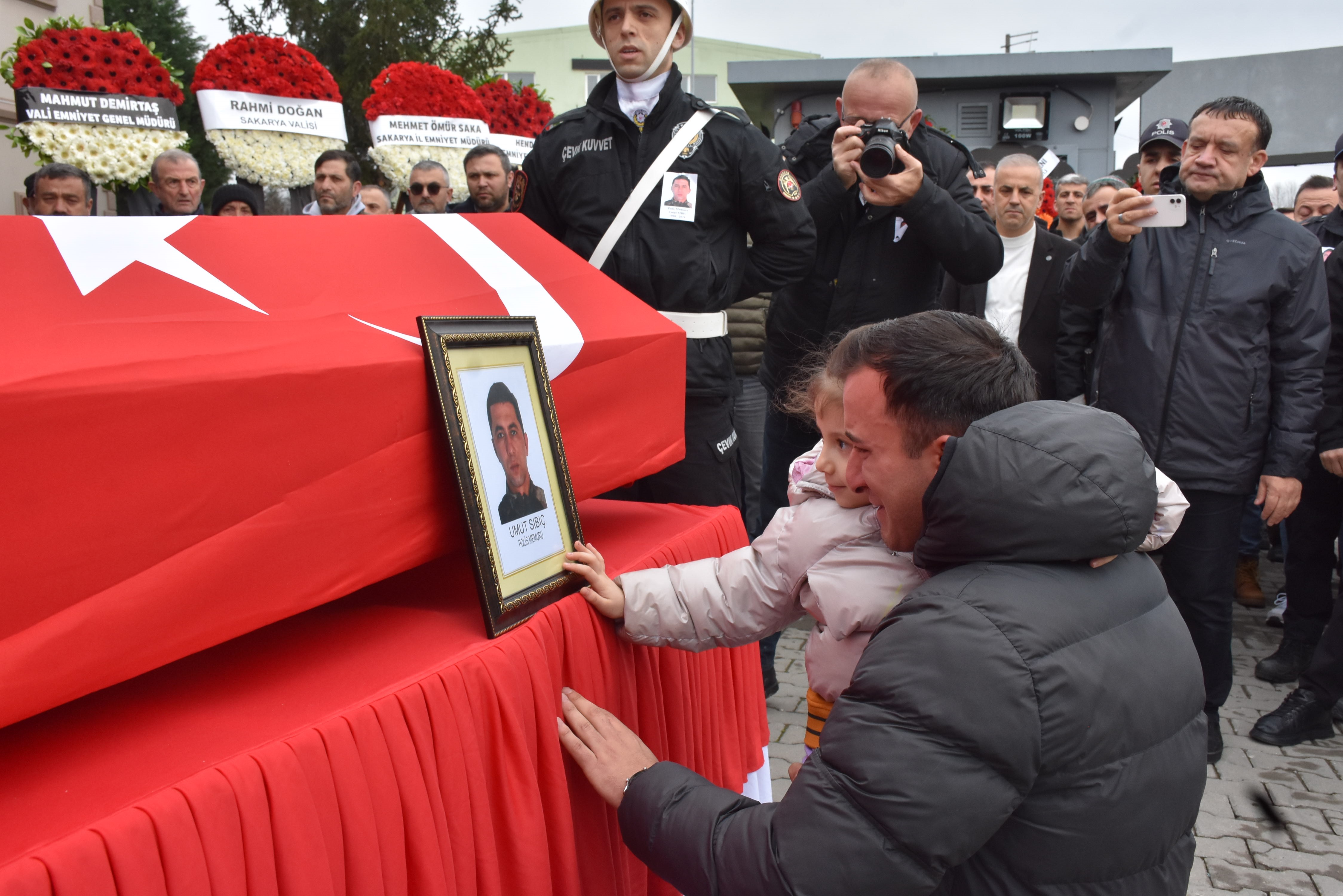 Gorev Aski Yarim Kaldi Polis Memurunun Cenazesinde Yurek Yakan Anlar (10)