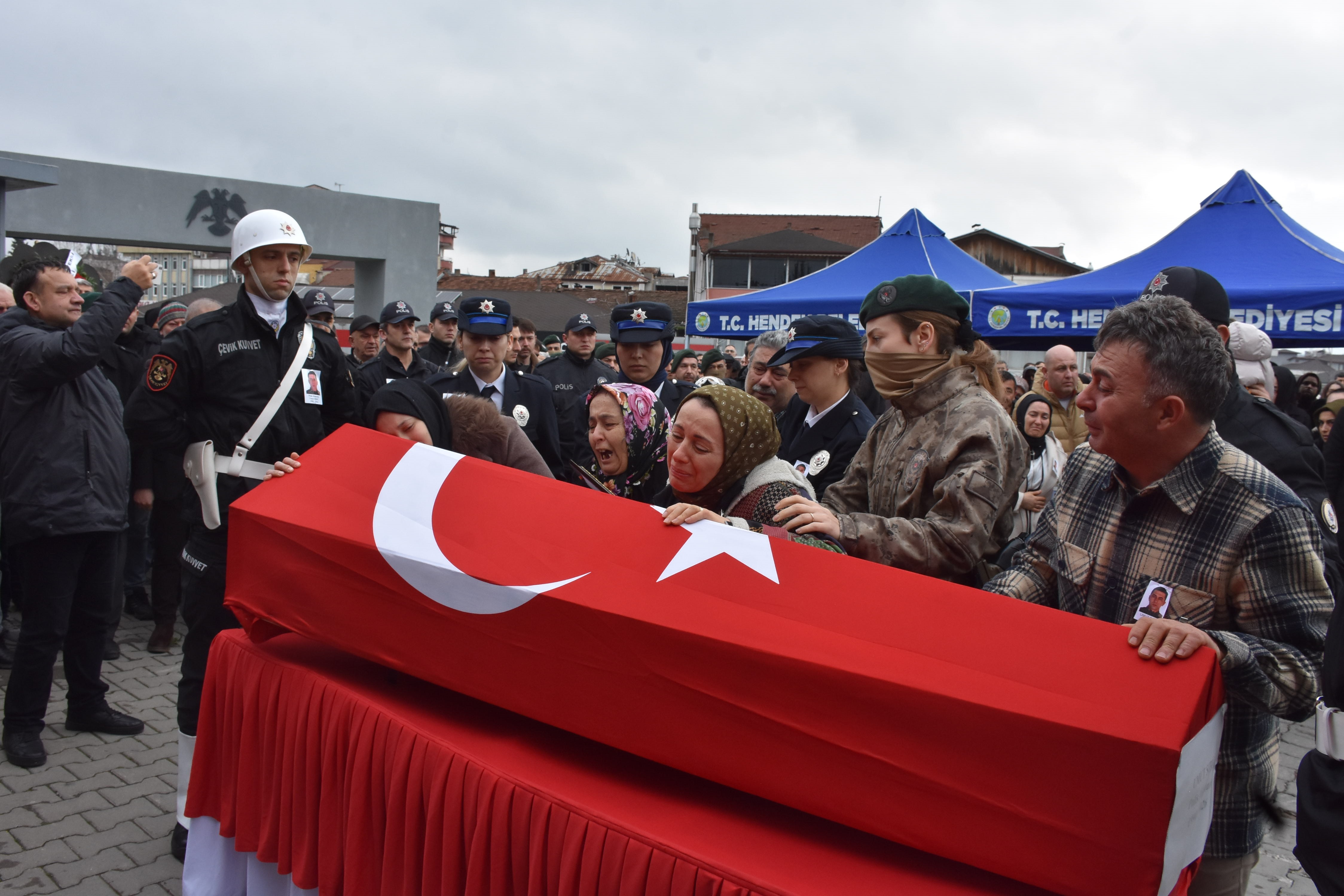 Gorev Aski Yarim Kaldi Polis Memurunun Cenazesinde Yurek Yakan Anlar (8)
